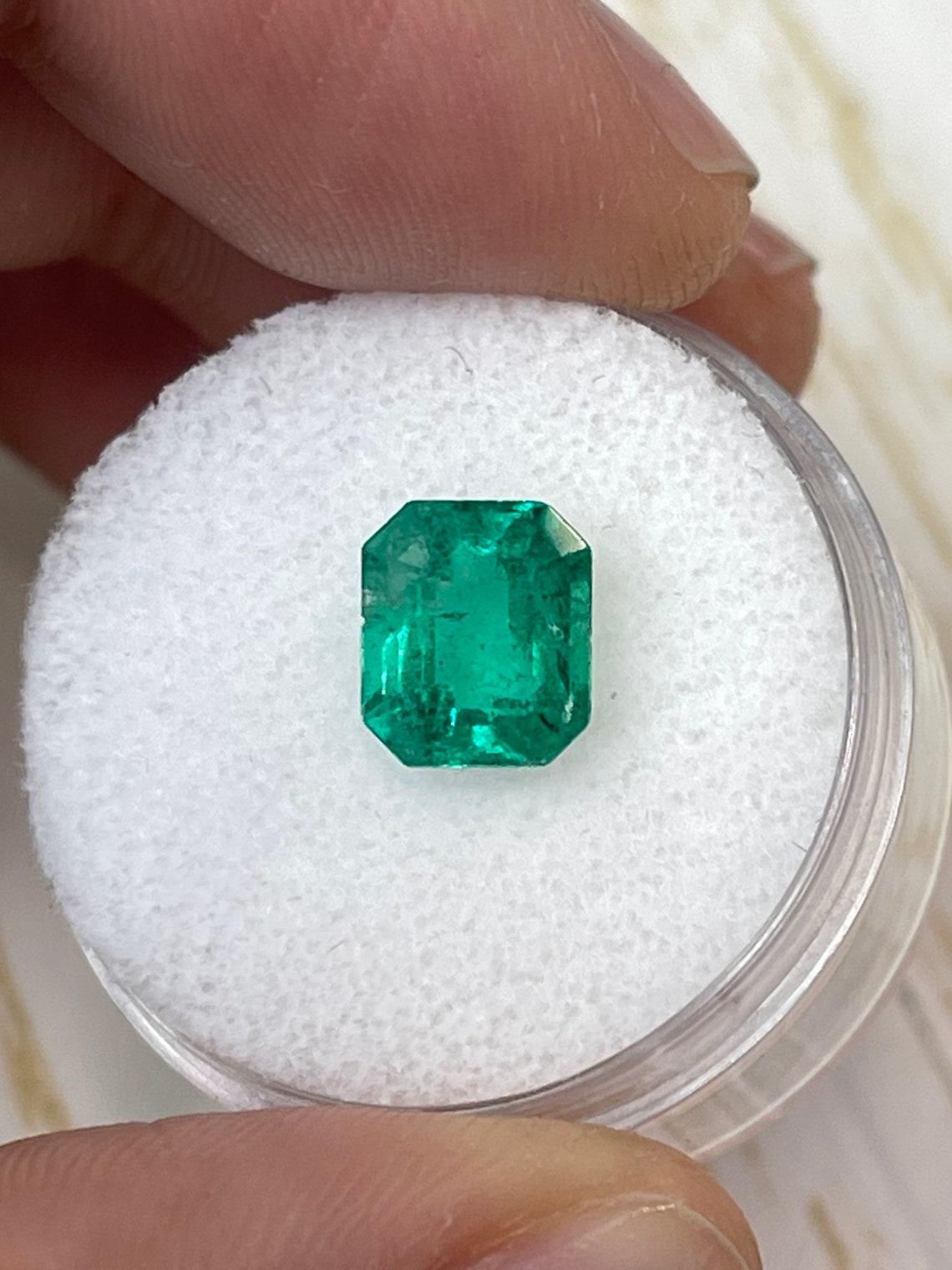 A. Stone: Smeraldo
Peso: 1,94 carati
Forma: Taglio smeraldo
Chiarezza: Trasparente
Lucentezza: Molto buono
Colore: Greene & Greene medio
Misure: 8,45 mm x 7,29 mm x 4,85 mm
Origine geografica: Colombia
Trattamento: Naturale, oliatura

Commenti: A