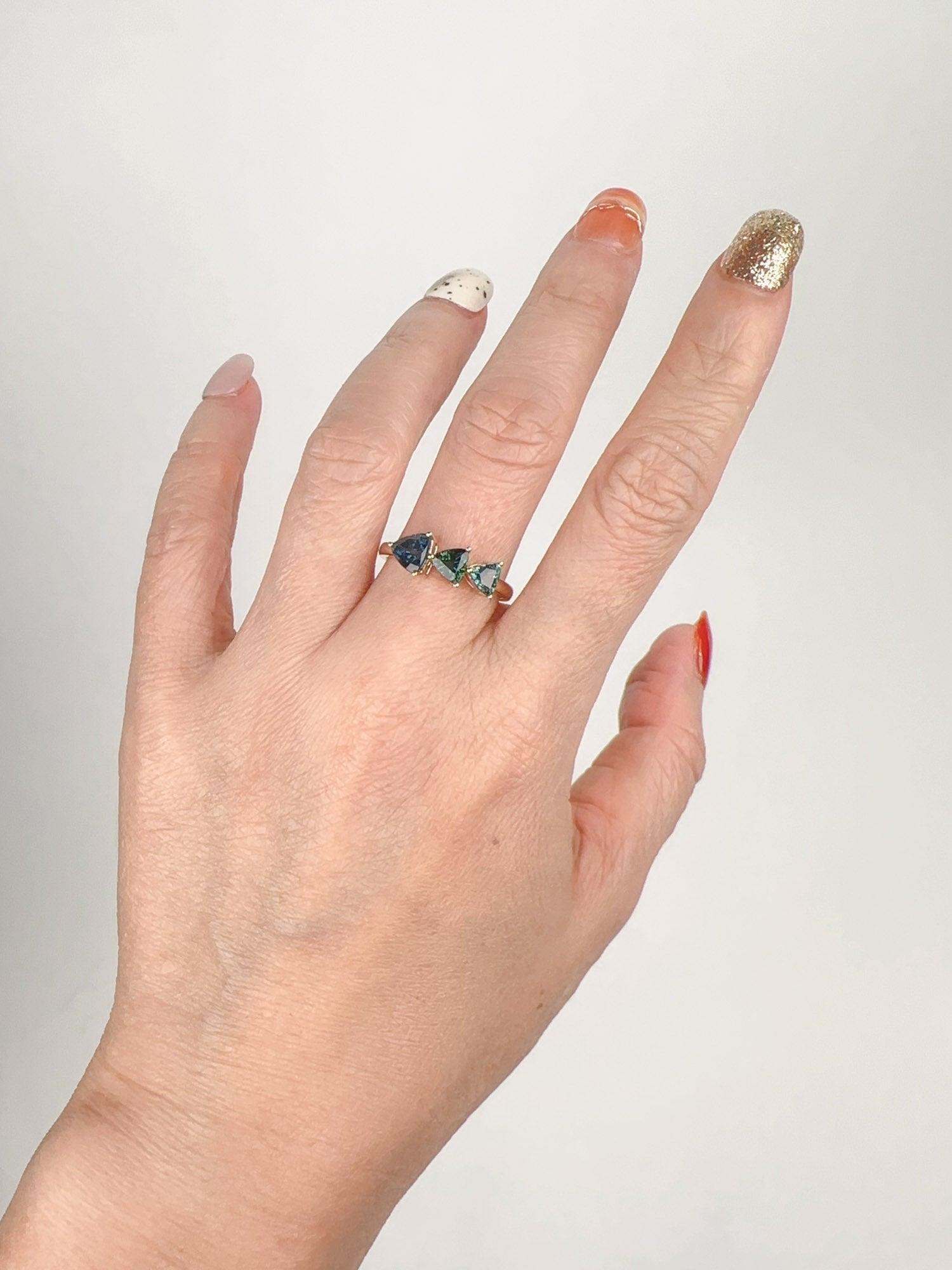 1.94ctw Graduated Size Teal Blue Journey Sapphire Ring 14K Gold R6746 For Sale 1