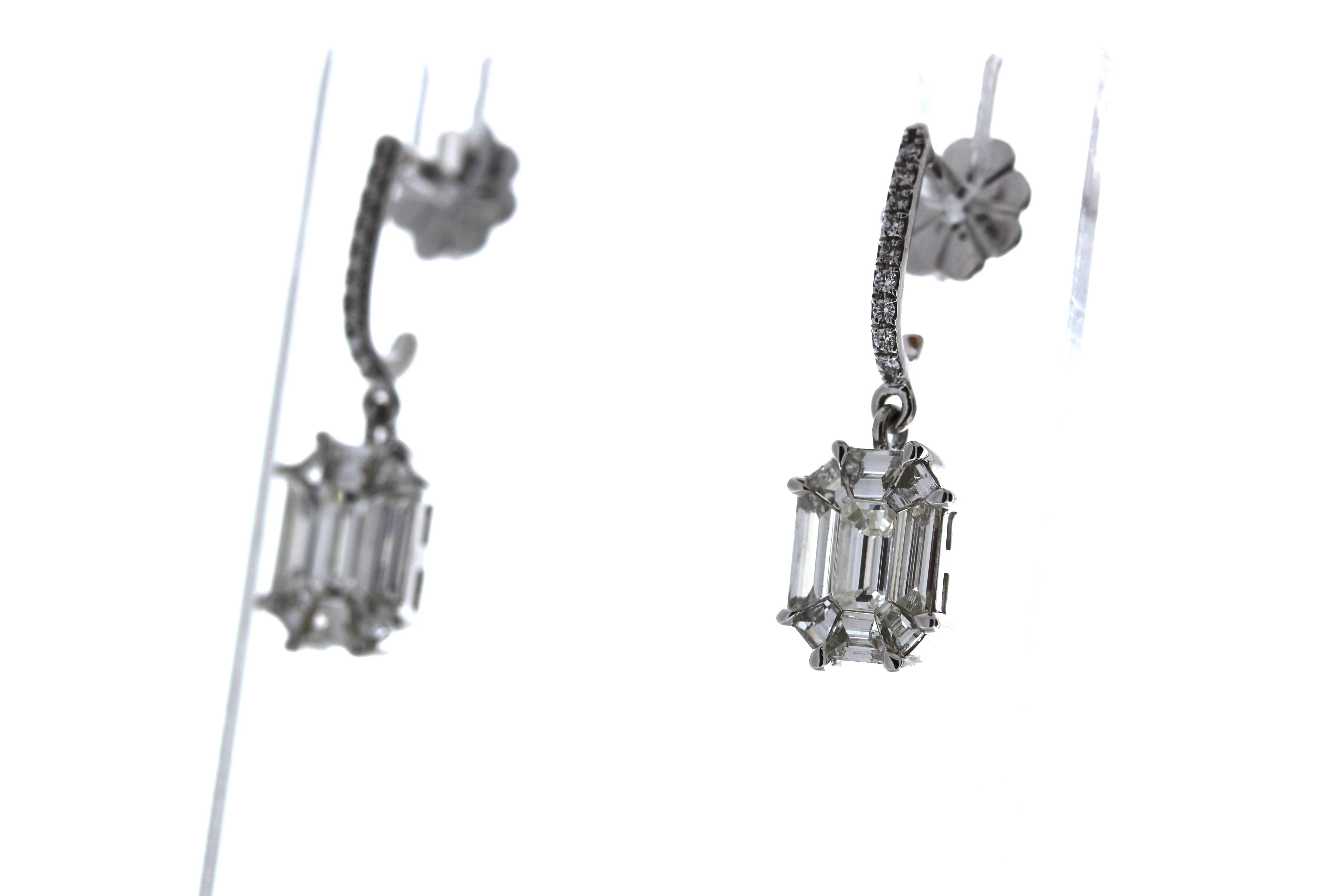 Taille ovale Boucles d'oreilles en or blanc 18 carats avec diamants mixtes 1.94CTW en vente