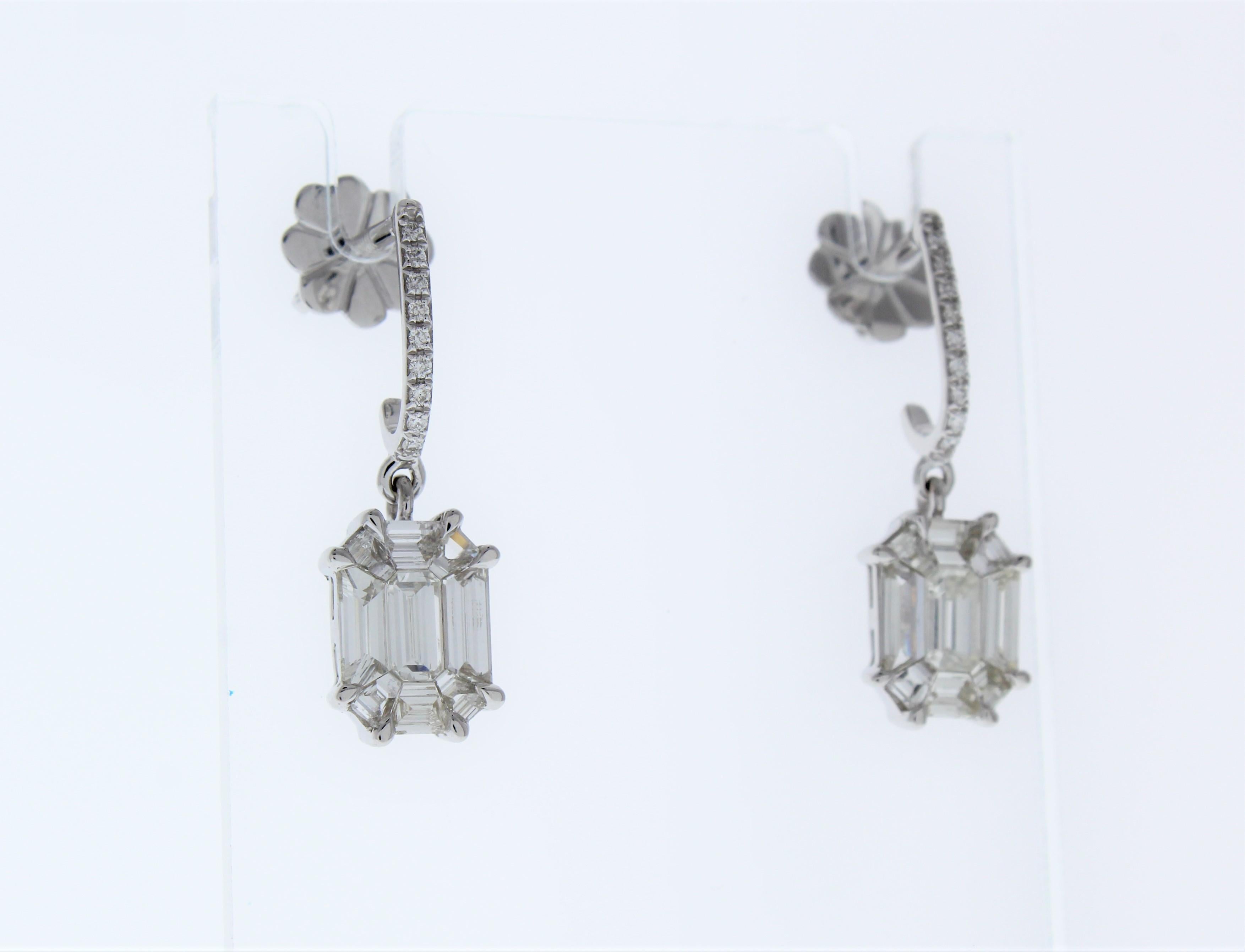 Boucles d'oreilles en or blanc 18 carats avec diamants mixtes 1.94CTW en vente