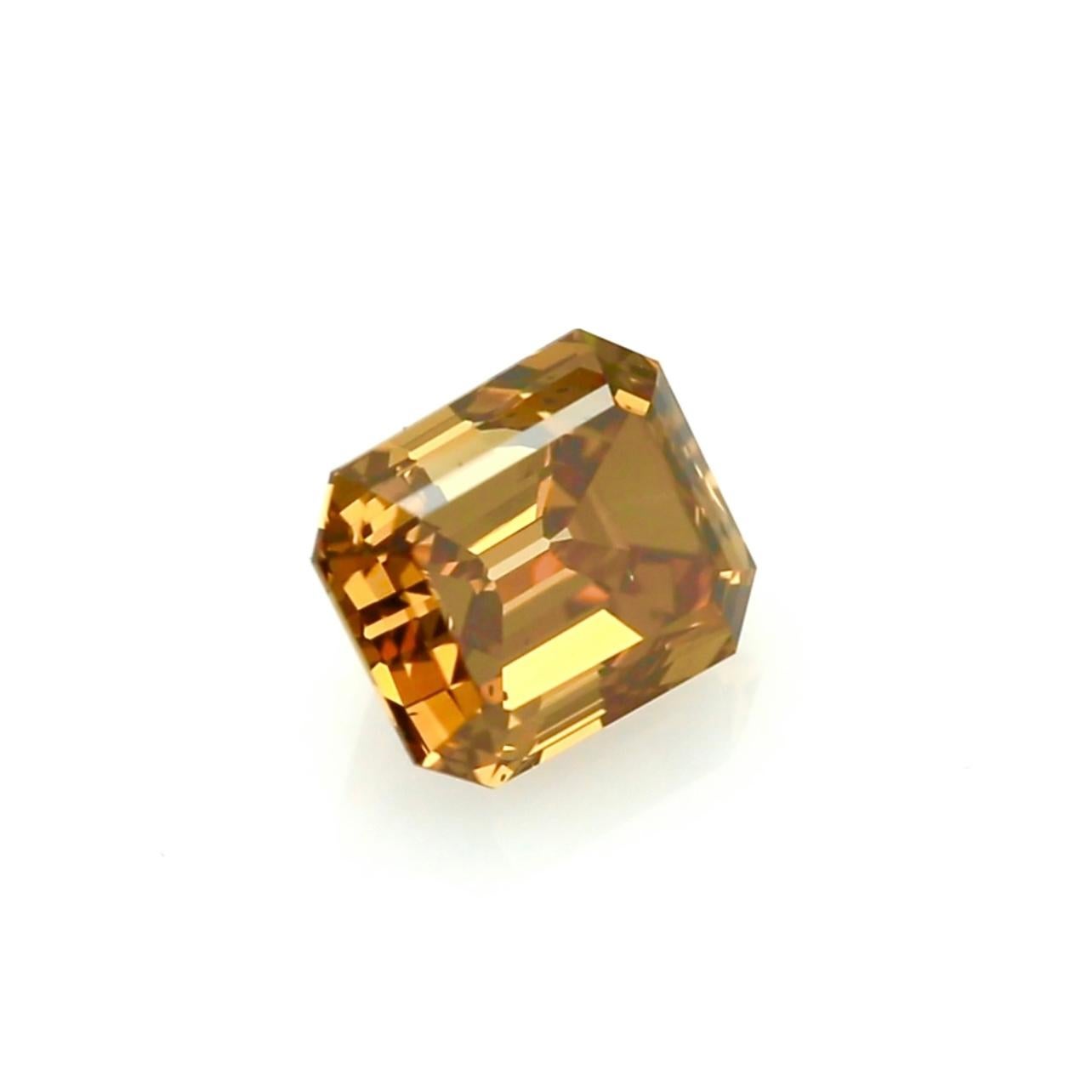 Questo squisito diamante antico da 1,95 carati con taglio a smeraldo è un tesoro raro di straordinaria profondità e fascino. Certificato dalla GIA come Fancy Deep Brown-Orange con purezza SI1, irradia un calore e una ricchezza raramente