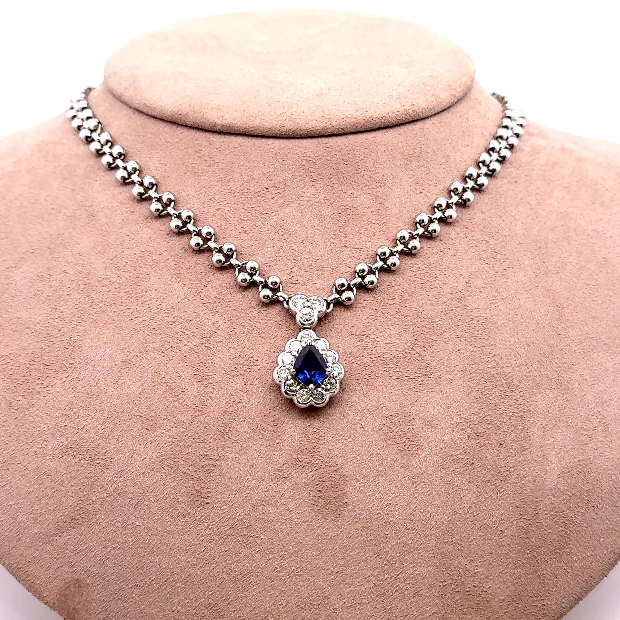 Un'affascinante collana a goccia con al centro uno zaffiro blu tagliato a vivo. Lo zaffiro, del peso di circa 1,95 carati, emana un ricco colore blu intenso che noi chiamiamo 