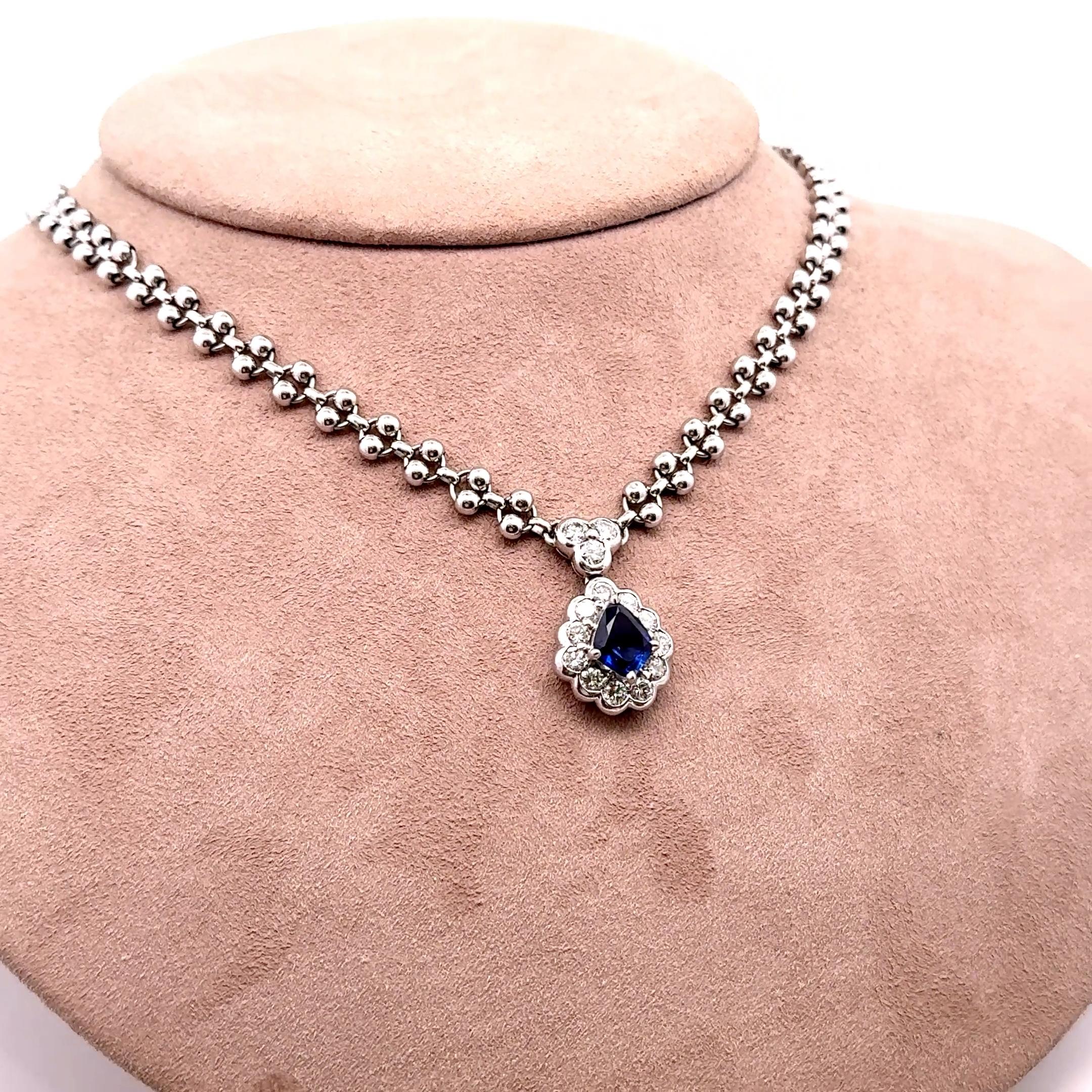 Contemporaneo Collana aureola in platino con diamante e zaffiro blu da 1,95 carati in vendita