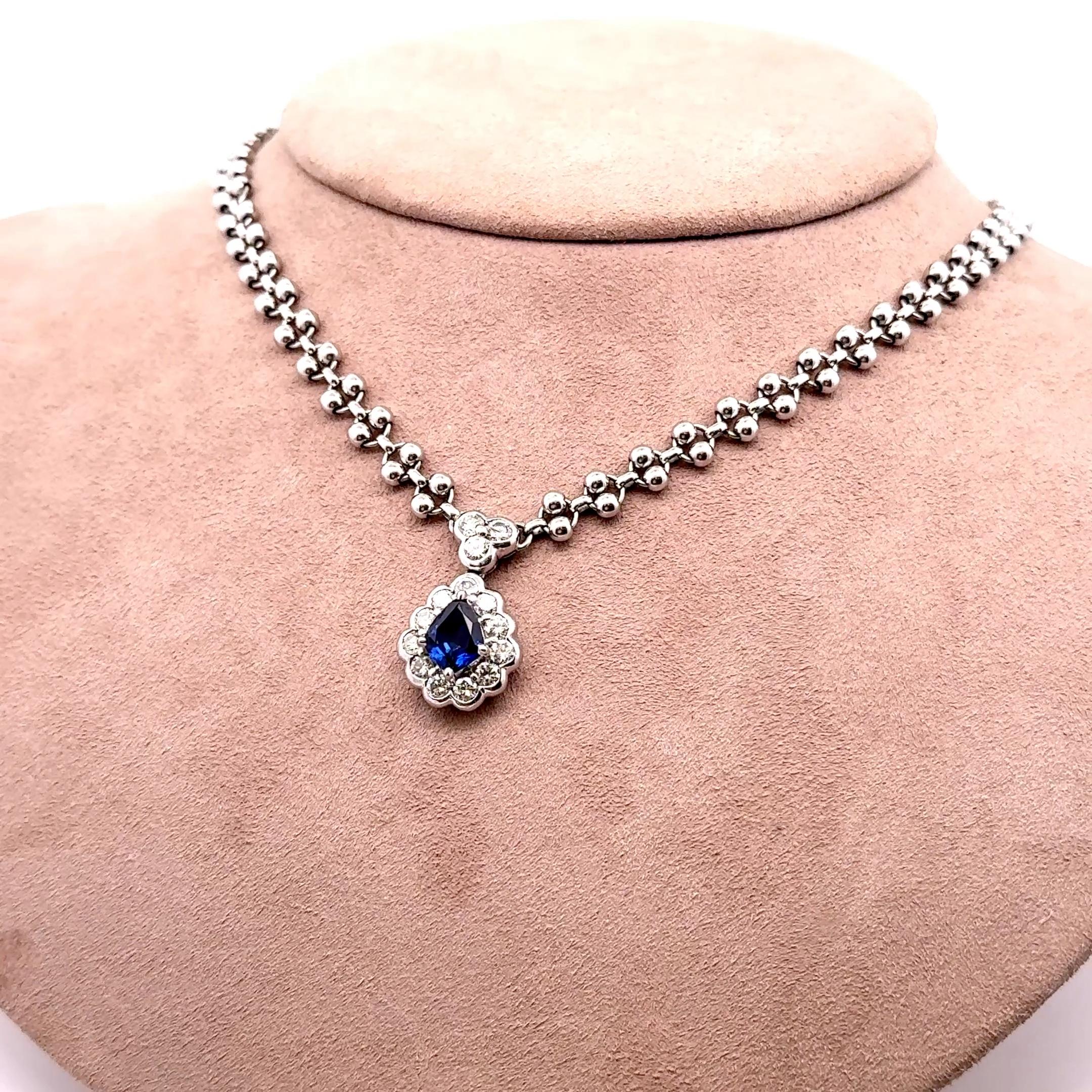 Taglio brillante Collana aureola in platino con diamante e zaffiro blu da 1,95 carati in vendita