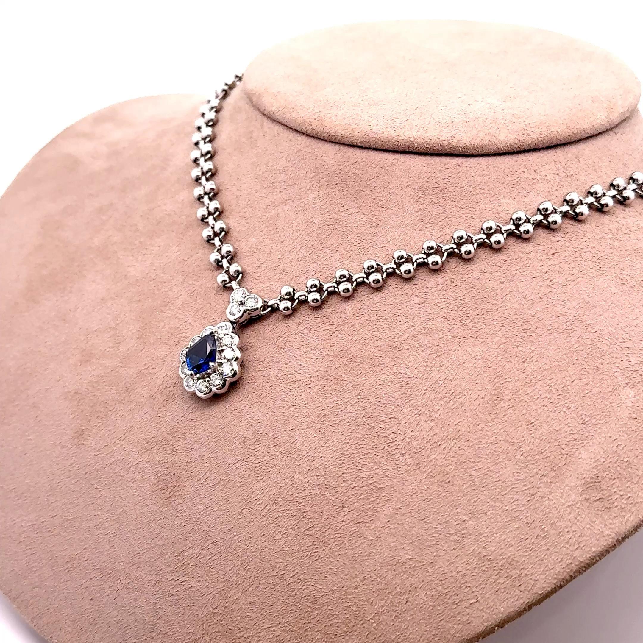Donna Collana aureola in platino con diamante e zaffiro blu da 1,95 carati in vendita