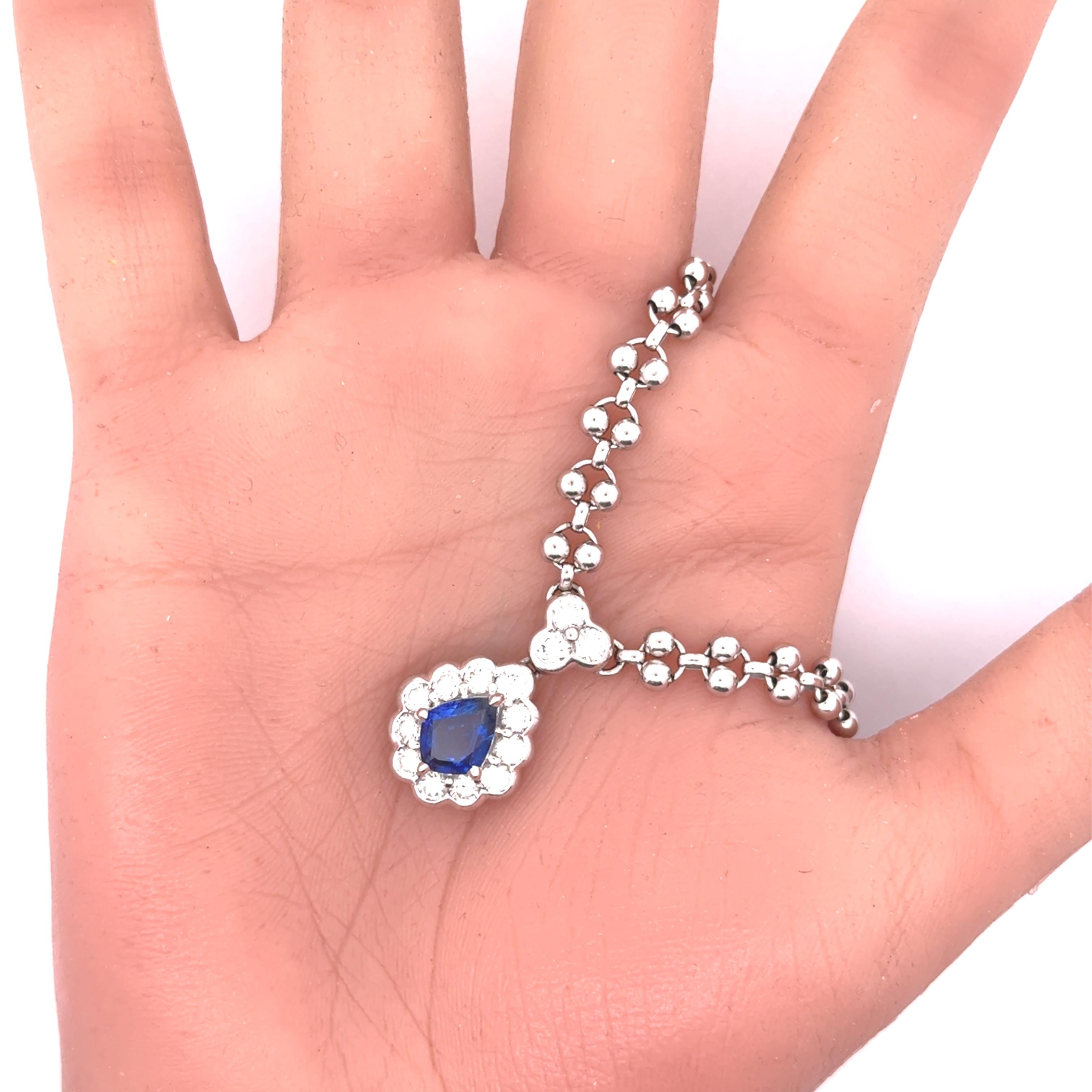 Collana aureola in platino con diamante e zaffiro blu da 1,95 carati in vendita 2