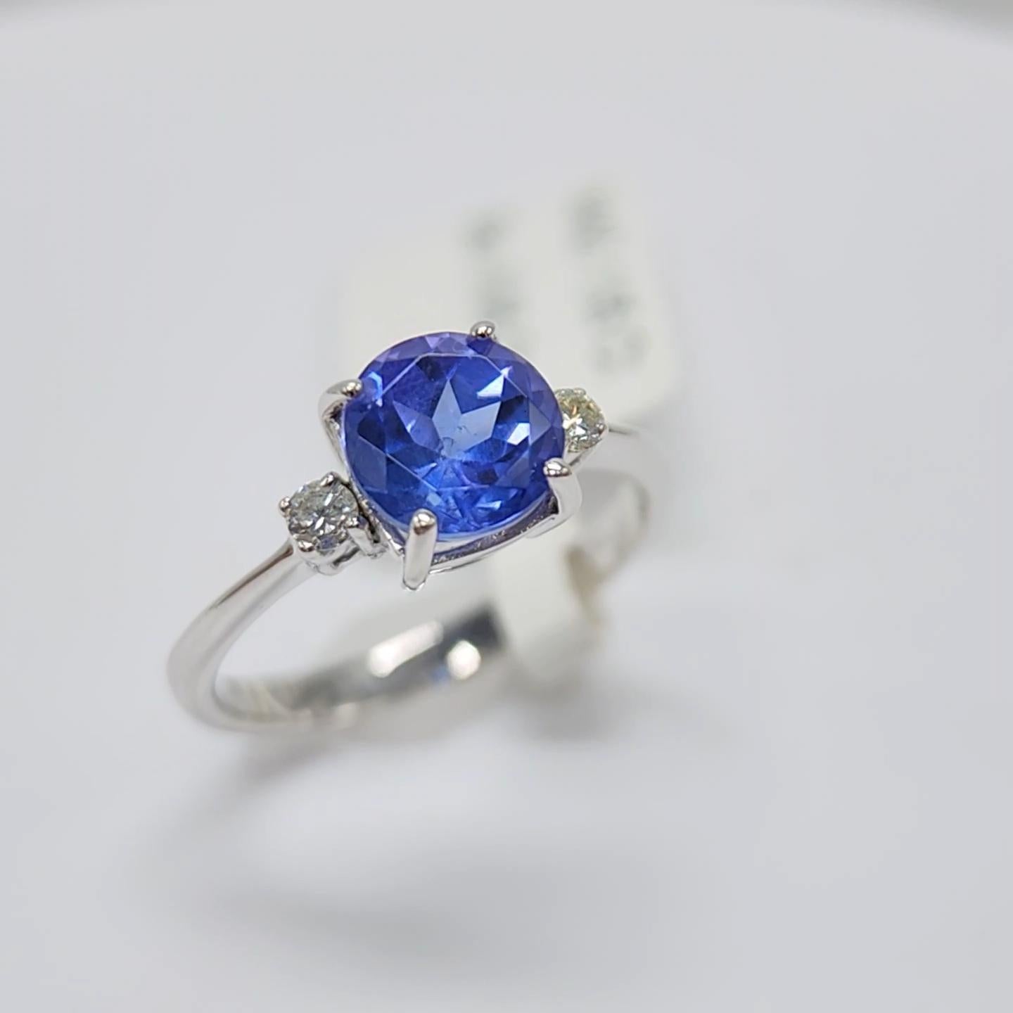Anillo de tanzanita azul de 1,95 quilates de oro blanco de 18 quilates con diamantes en venta 6