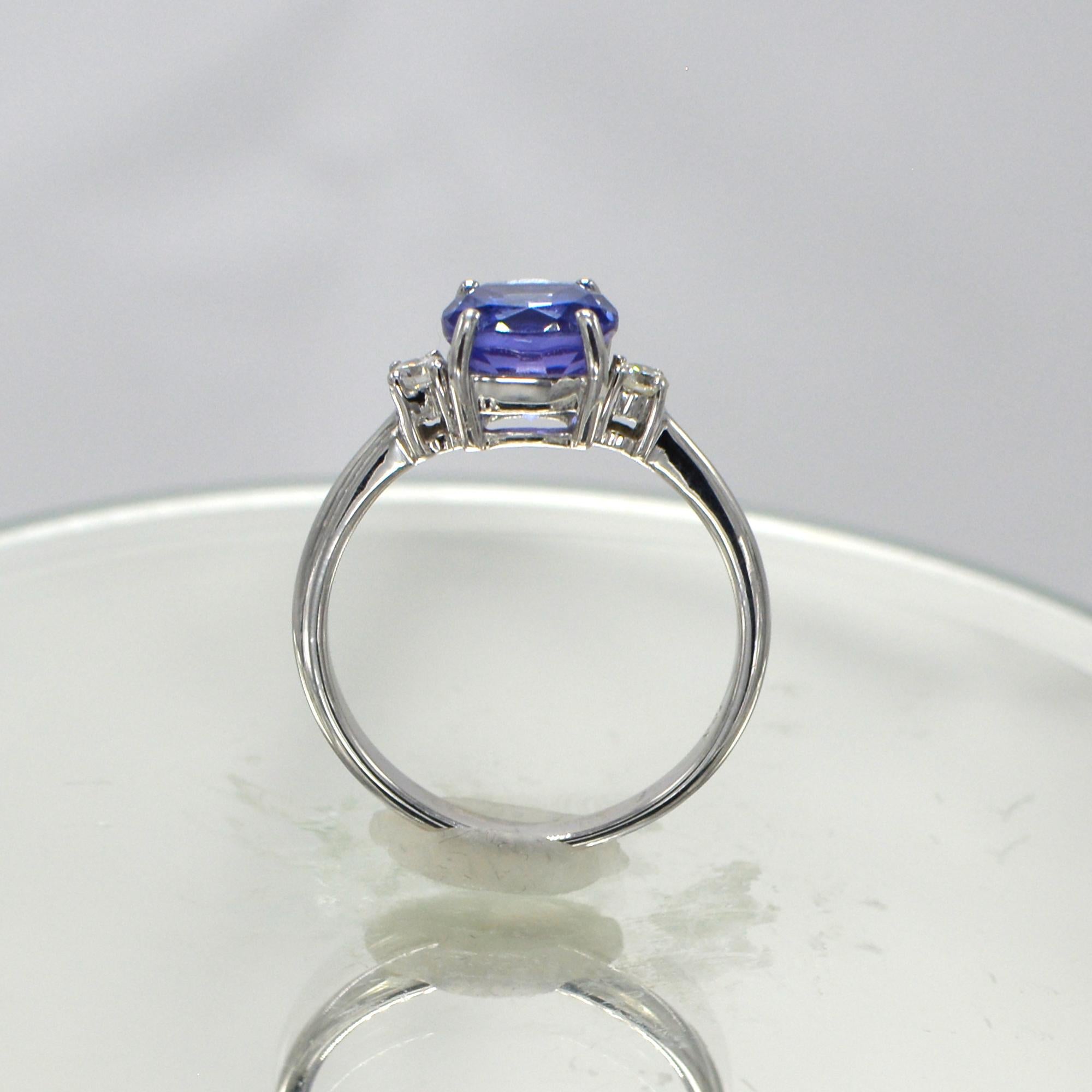Anillo de tanzanita azul de 1,95 quilates de oro blanco de 18 quilates con diamantes en venta 7