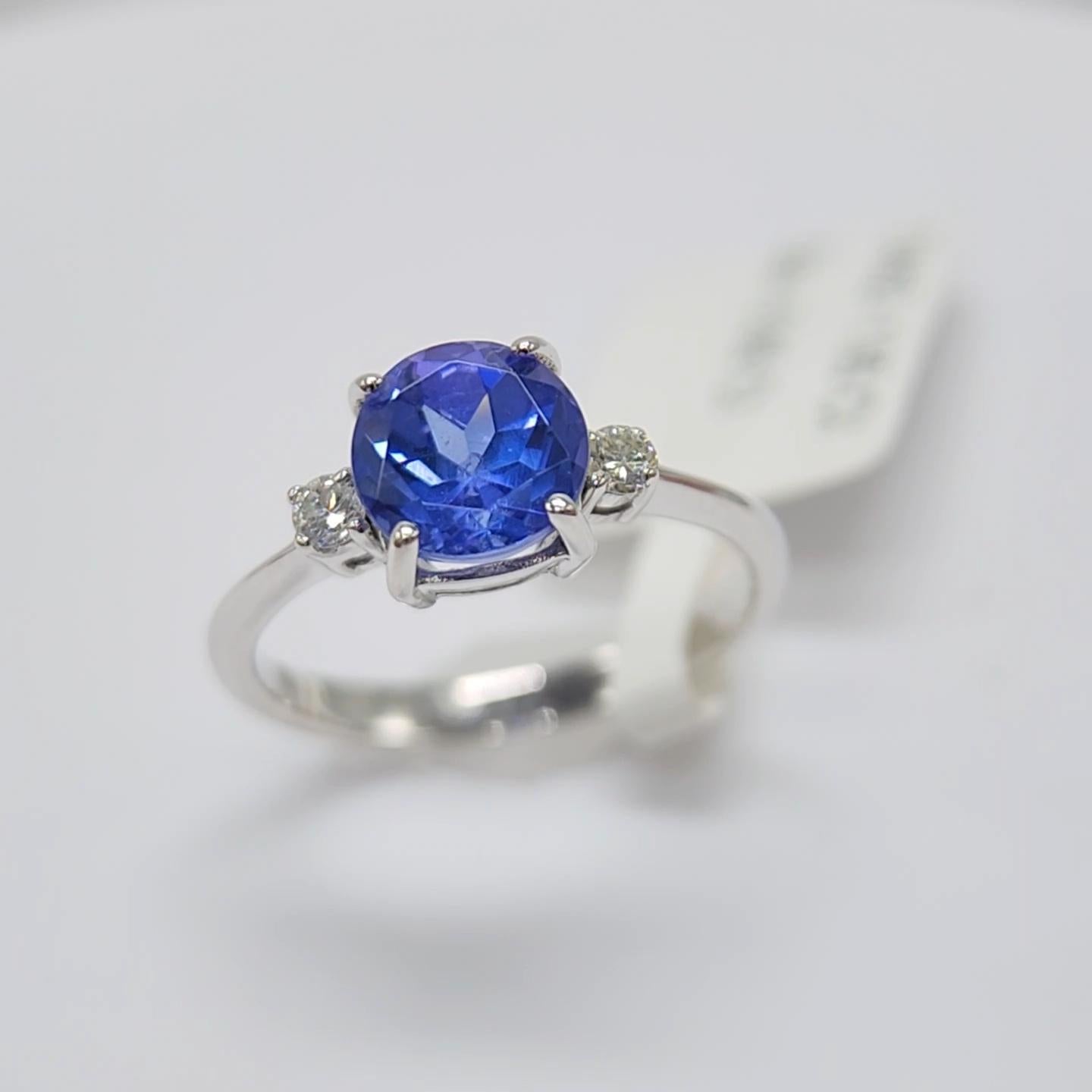 Anillo de tanzanita azul de 1,95 quilates de oro blanco de 18 quilates con diamantes Corte redondo en venta