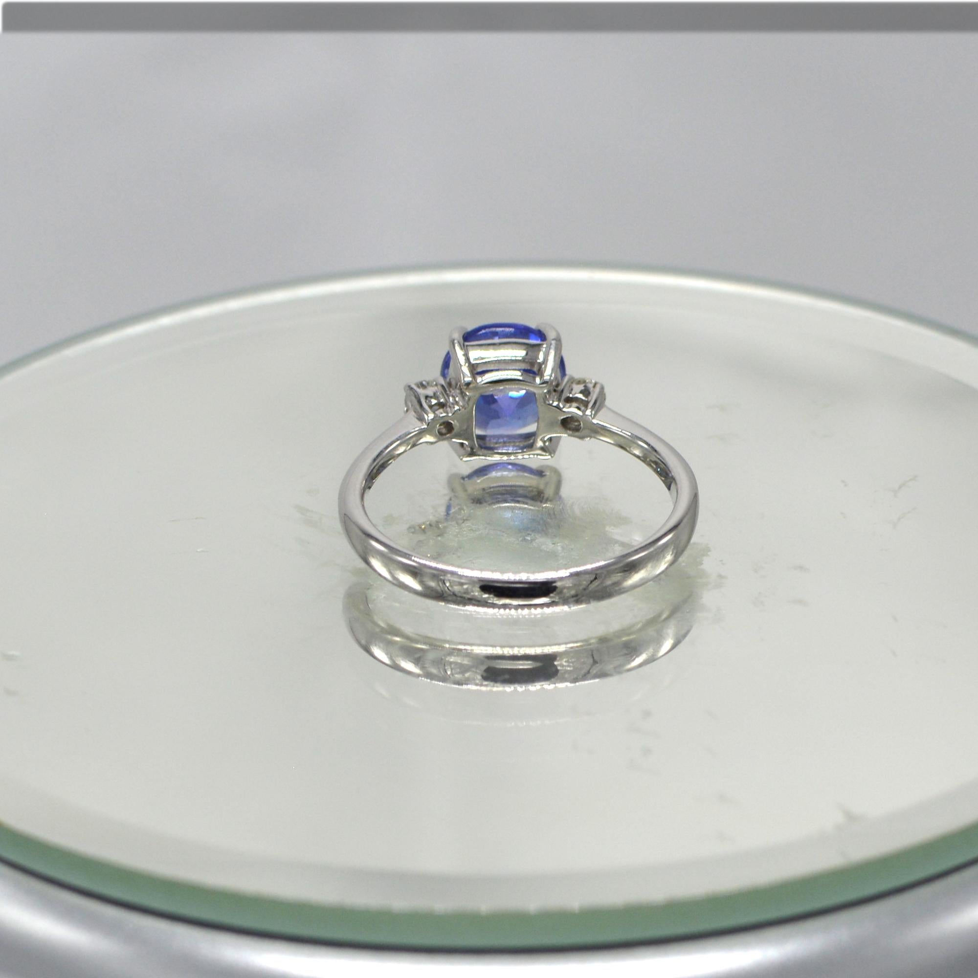 Bague en or blanc 18 carats avec tanzanite bleue de 1,95 carat et diamants Pour femmes en vente