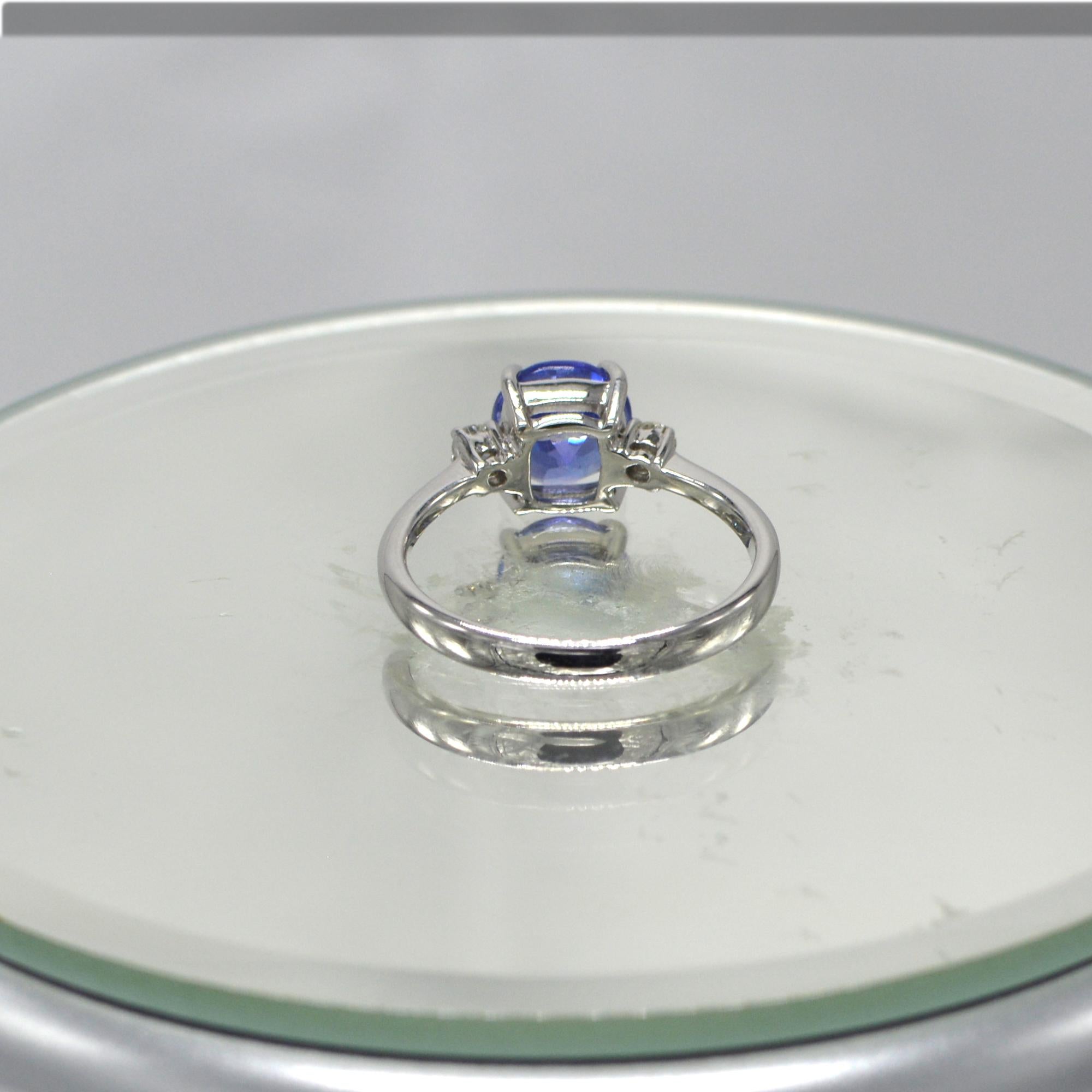 Anillo de tanzanita azul de 1,95 quilates de oro blanco de 18 quilates con diamantes en venta 8