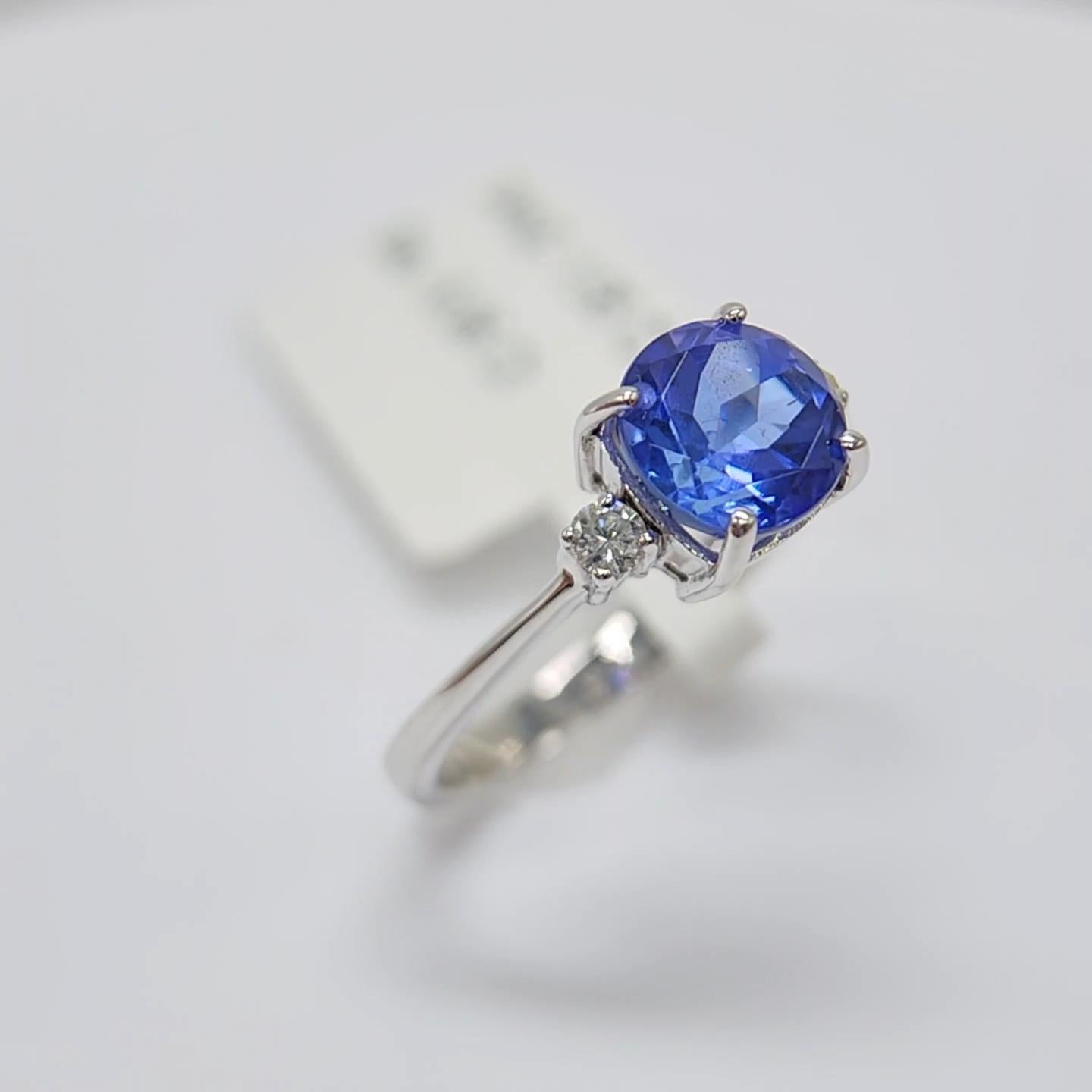 Anillo de tanzanita azul de 1,95 quilates de oro blanco de 18 quilates con diamantes en venta 1
