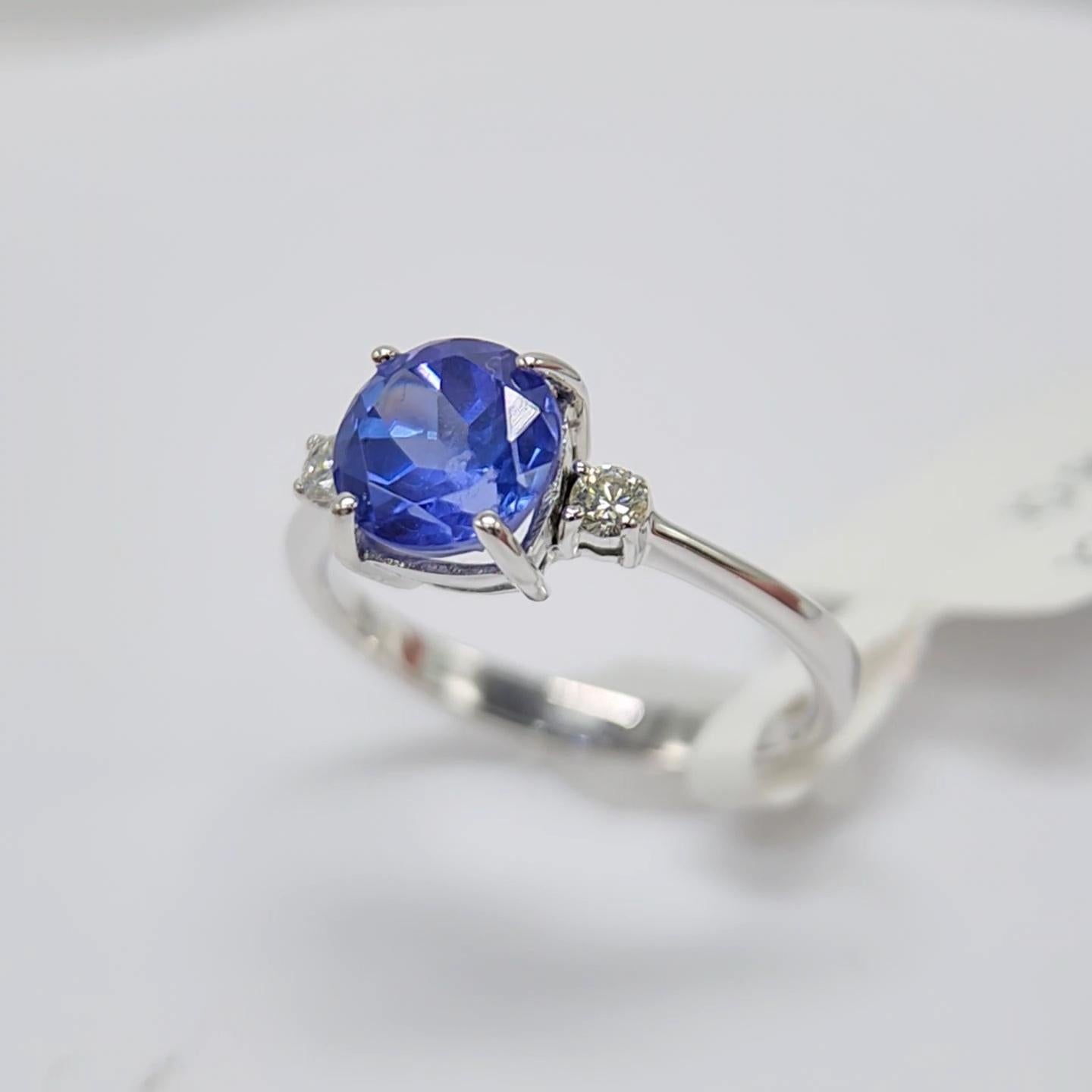Anillo de tanzanita azul de 1,95 quilates de oro blanco de 18 quilates con diamantes en venta 3