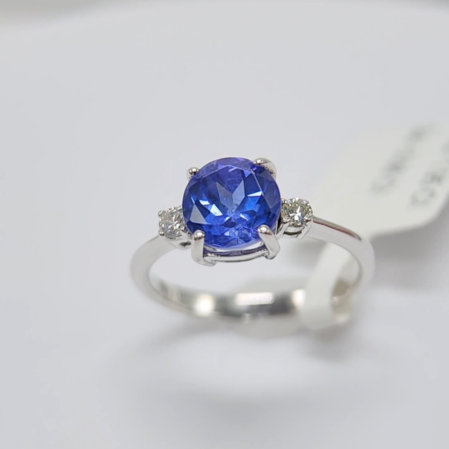 Anillo de tanzanita azul de 1,95 quilates de oro blanco de 18 quilates con diamantes en venta 4