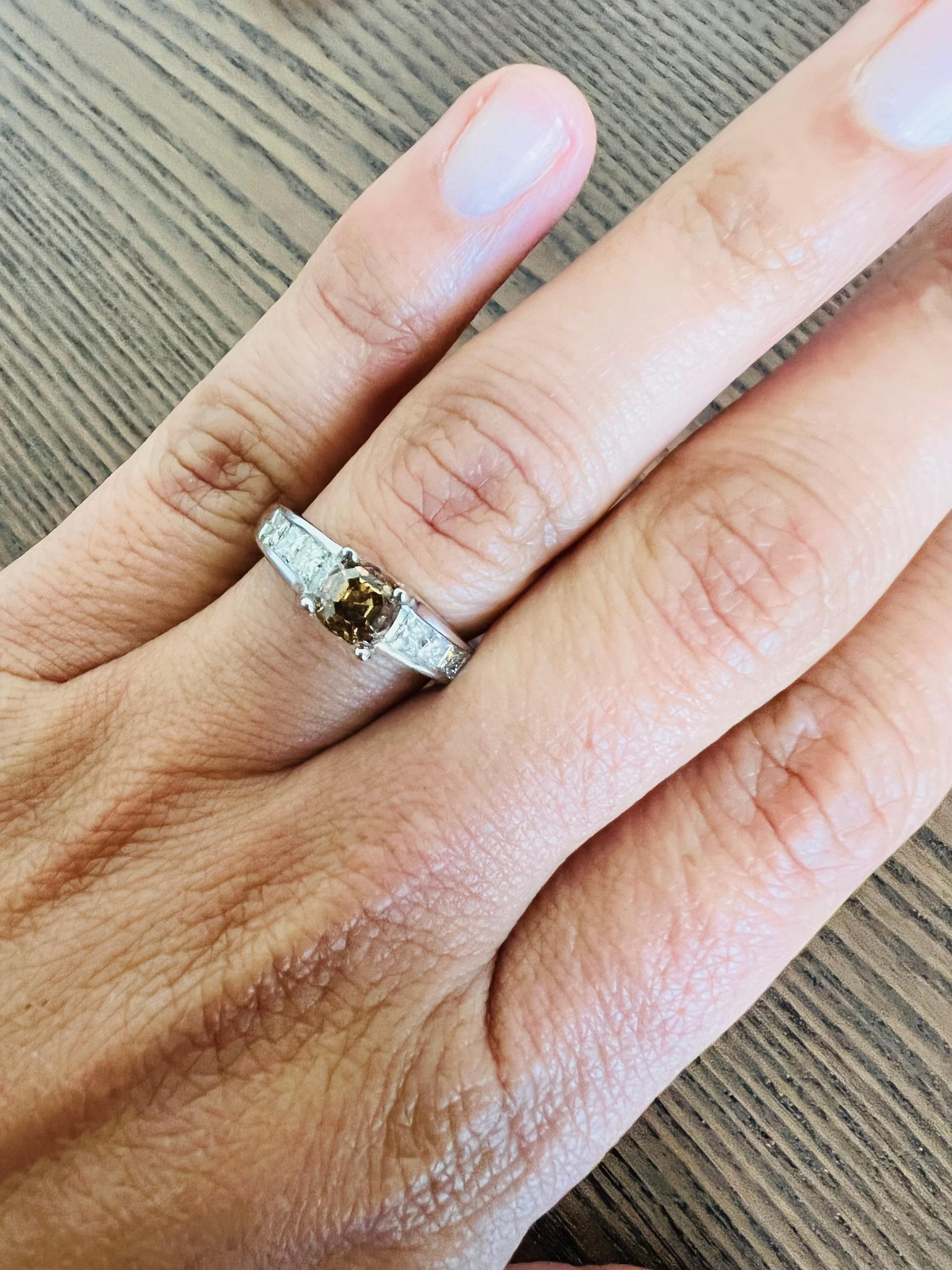 Verlobungsring aus Platin mit 1,95 Karat braunem Diamanten im Prinzessinnenschliff im Zustand „Neu“ im Angebot in Los Angeles, CA