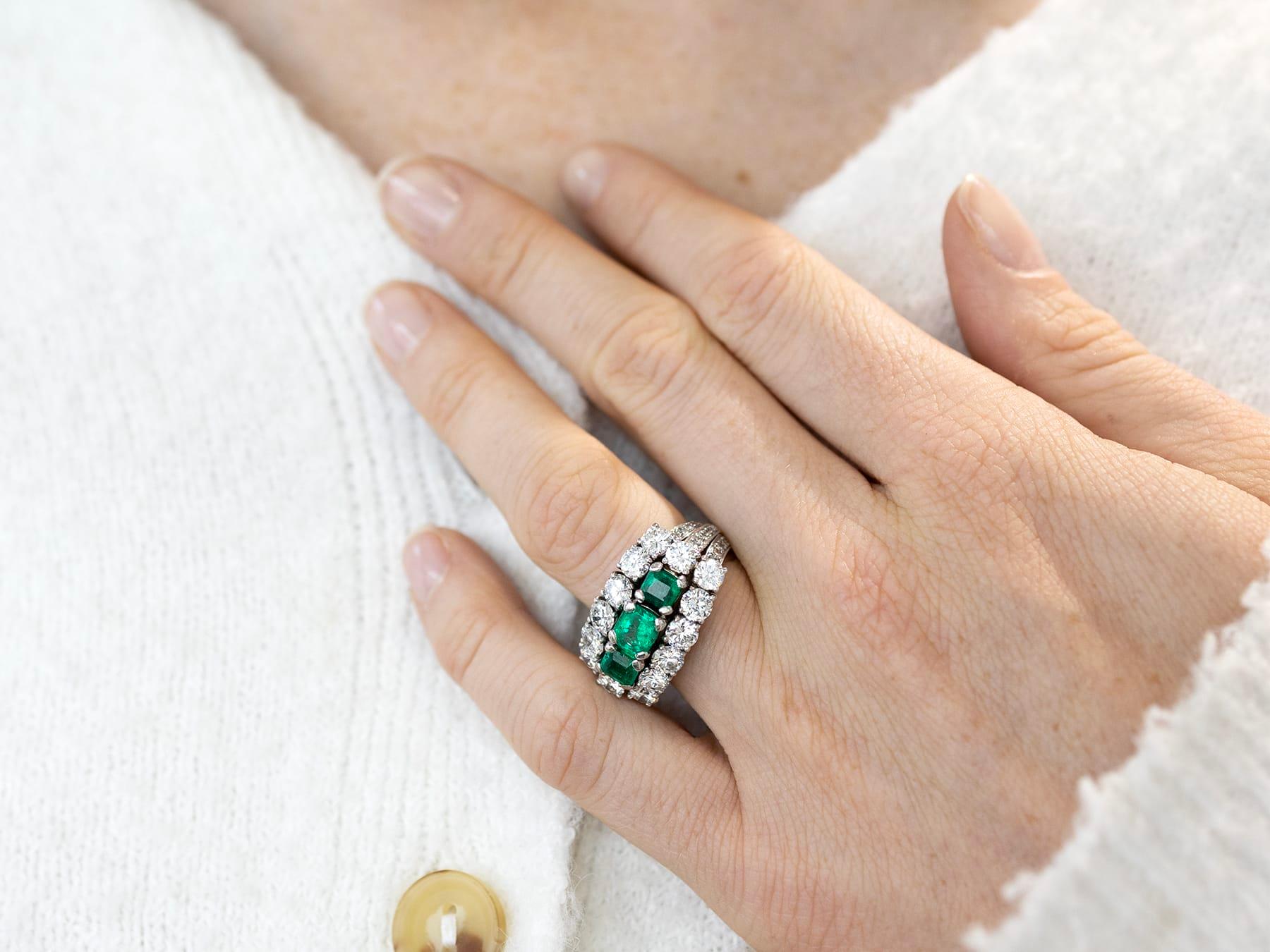 1,95 Karat kolumbianischer Smaragd 5,34 Karat Diamant 18k Weißgold Ring CIRCA 1960 (Achteckschliff) im Angebot