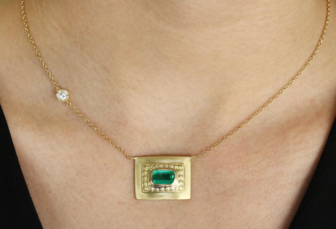 1,95 Karat kolumbianischer Solitär im Smaragdschliff Solitär Halskette 18K Gold Smaragd Statement (Moderne) im Angebot