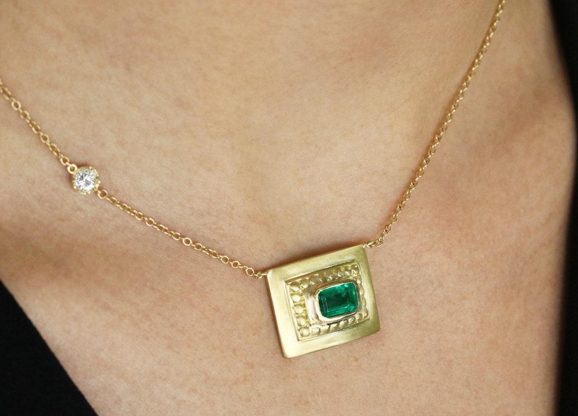 1,95 Karat kolumbianischer Solitär im Smaragdschliff Solitär Halskette 18K Gold Smaragd Statement im Zustand „Neu“ im Angebot in Jupiter, FL