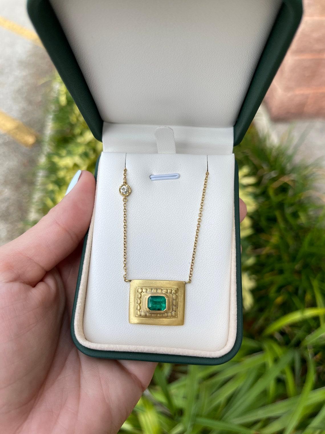 1,95 Karat kolumbianischer Solitär im Smaragdschliff Solitär Halskette 18K Gold Smaragd Statement Damen im Angebot
