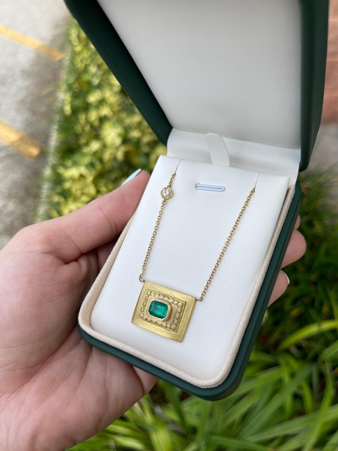 1,95 Karat kolumbianischer Solitär im Smaragdschliff Solitär Halskette 18K Gold Smaragd Statement im Angebot 1