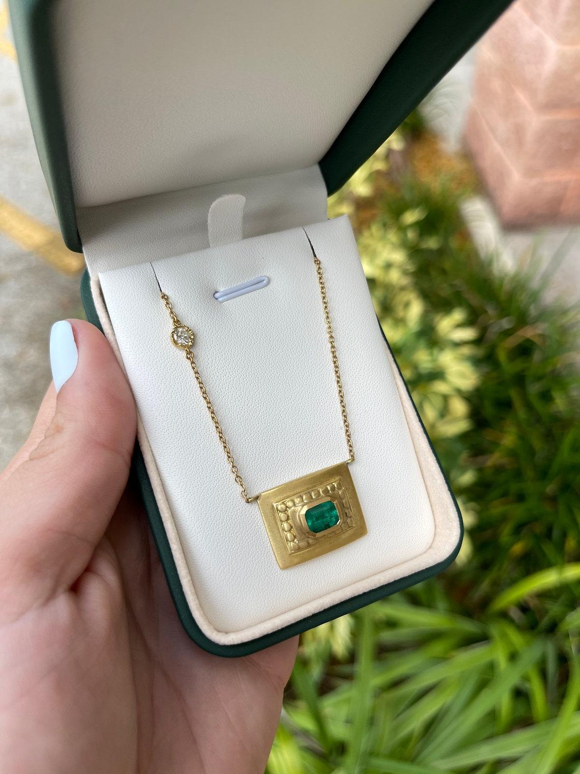 1,95 Karat kolumbianischer Solitär im Smaragdschliff Solitär Halskette 18K Gold Smaragd Statement im Angebot 2