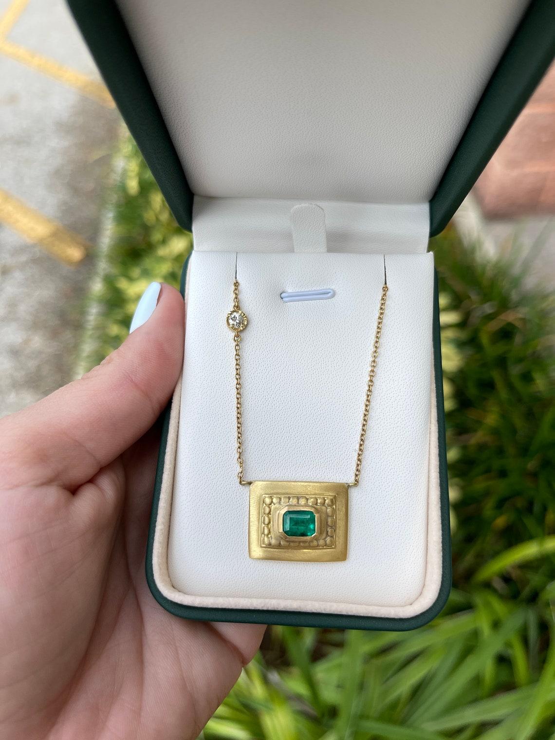 1,95 Karat kolumbianischer Solitär im Smaragdschliff Solitär Halskette 18K Gold Smaragd Statement im Angebot 3