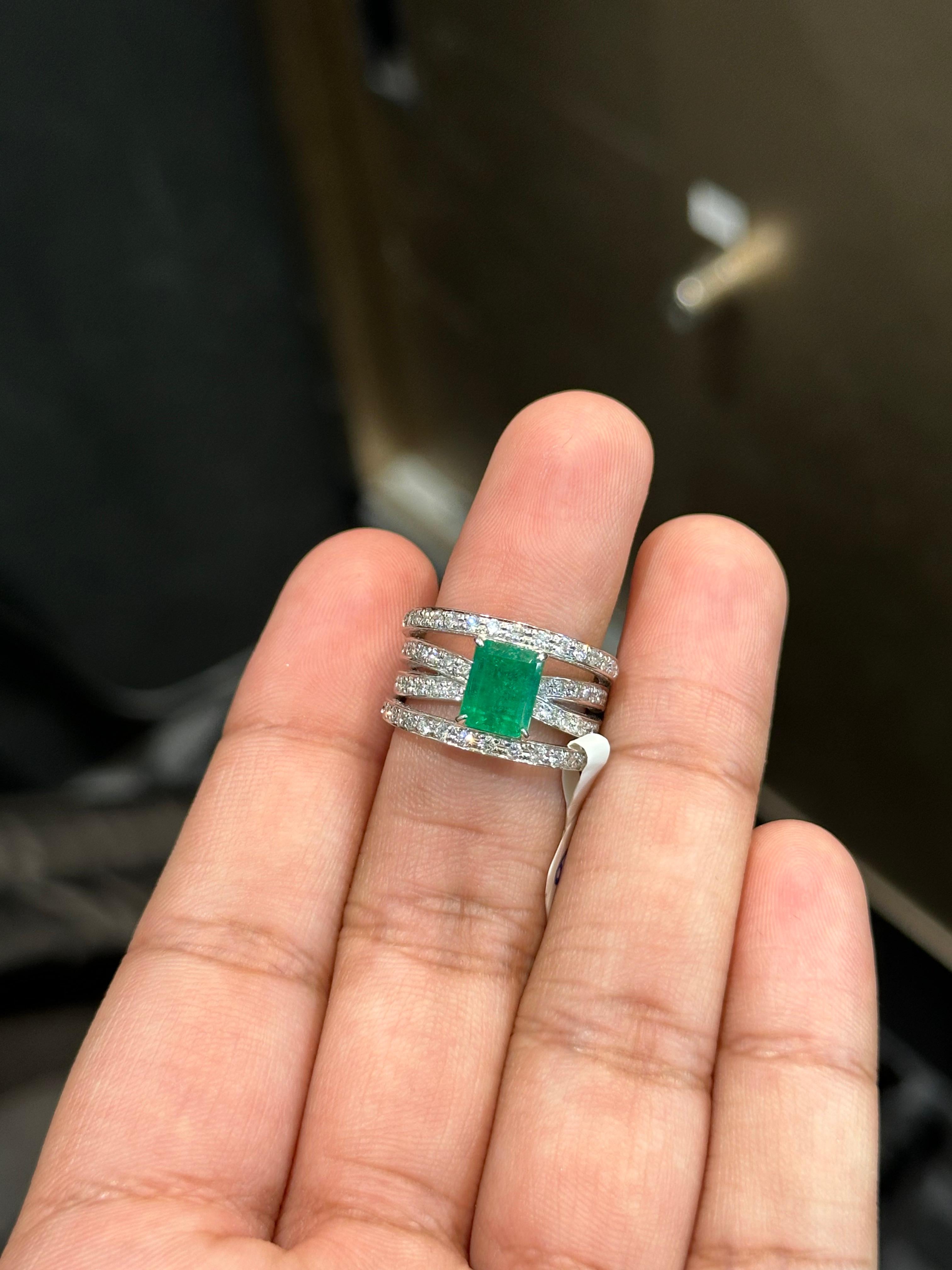 1.95 Carat elongated emerald-cut Emerald & Diamond Cocktail Ring in Platinum 900 (Viktorianisch) im Angebot