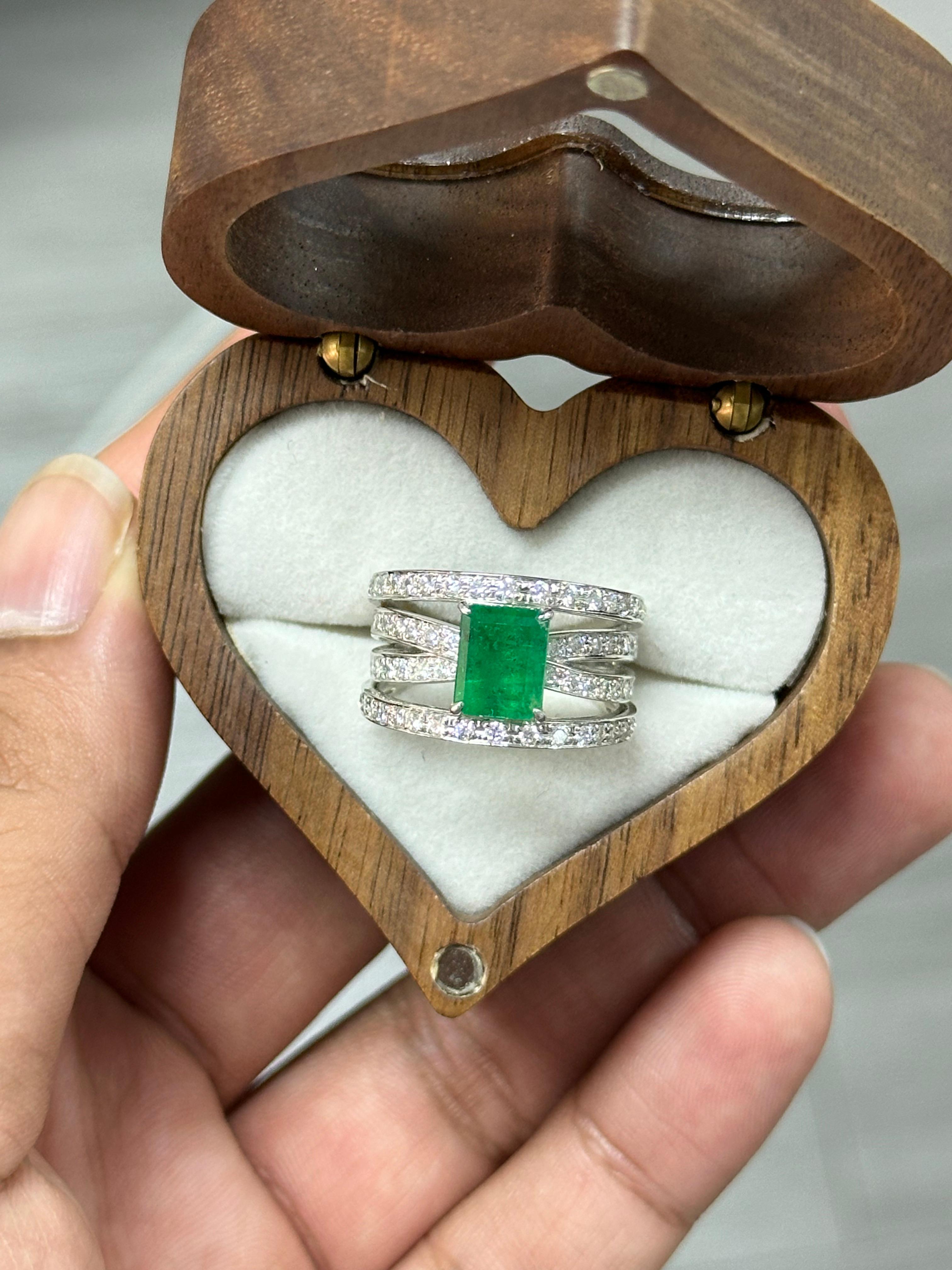 1.95 Carat elongated emerald-cut Emerald & Diamond Cocktail Ring in Platinum 900 (Smaragdschliff) im Angebot