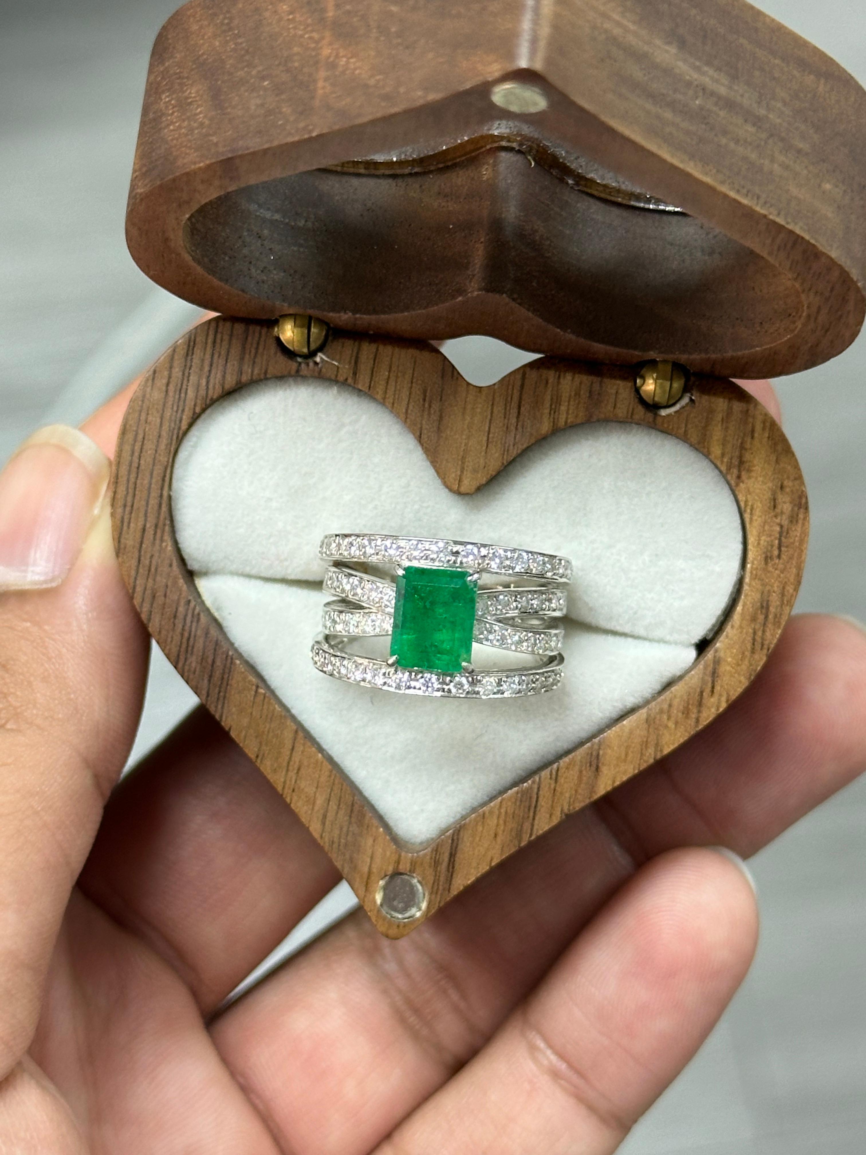 1.95 Carat elongated emerald-cut Emerald & Diamond Cocktail Ring in Platinum 900 im Zustand „Neu“ im Angebot in Bangkok, TH