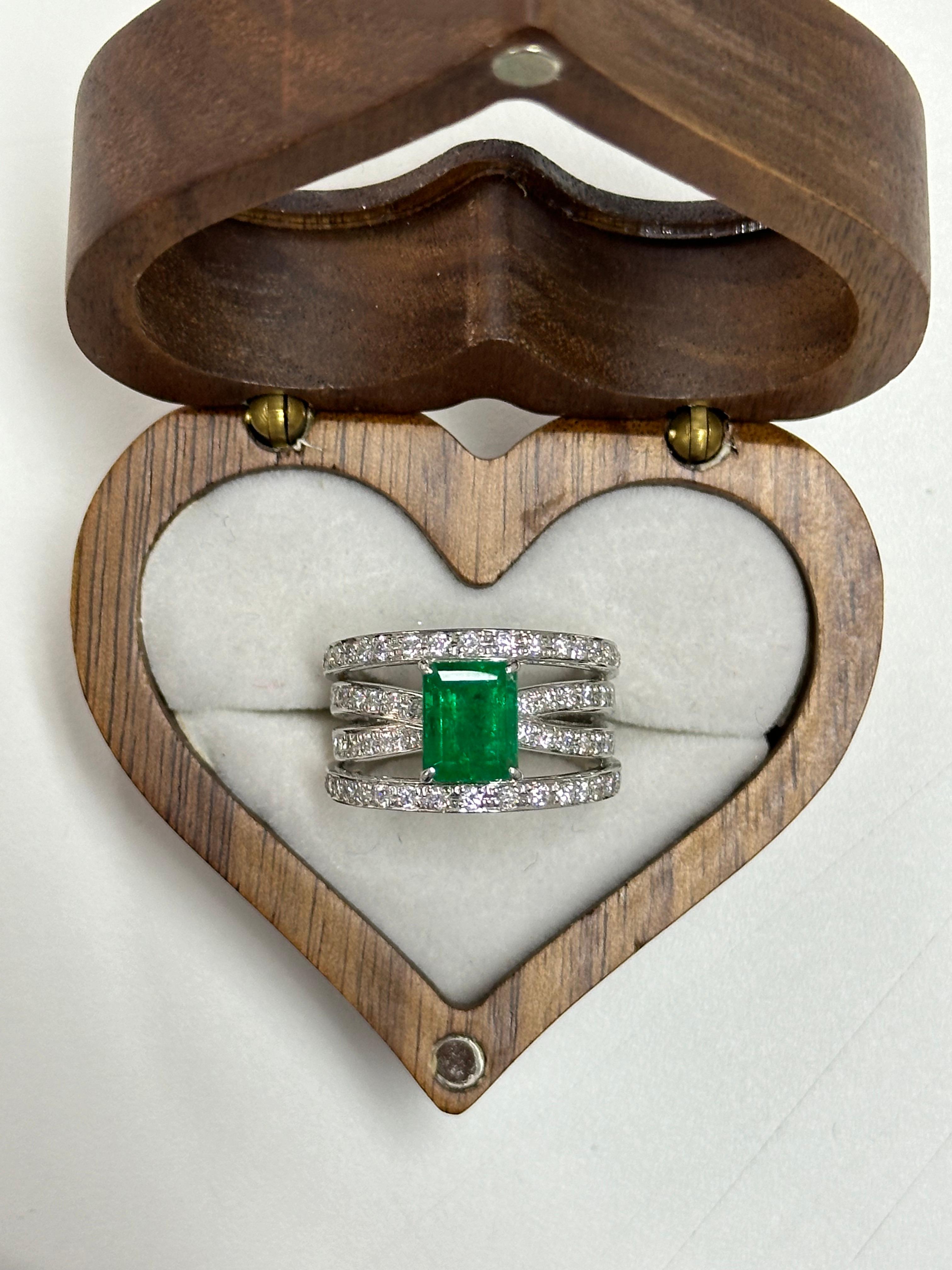 1.95 Carat elongated emerald-cut Emerald & Diamond Cocktail Ring in Platinum 900 Damen im Angebot