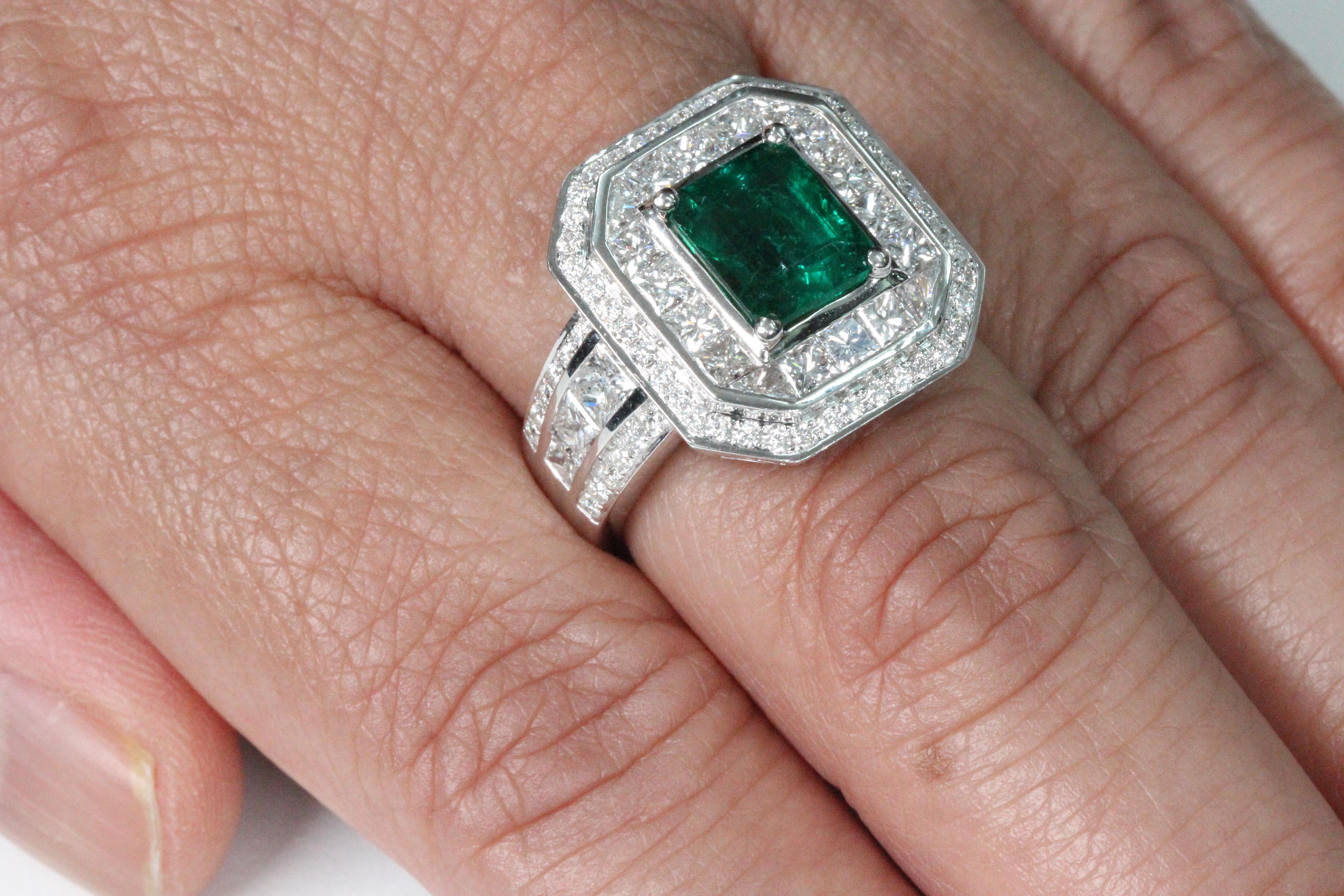 1.95 Carat Emerald and Diamond Ring in 18 Karat Gold For Sale 6
