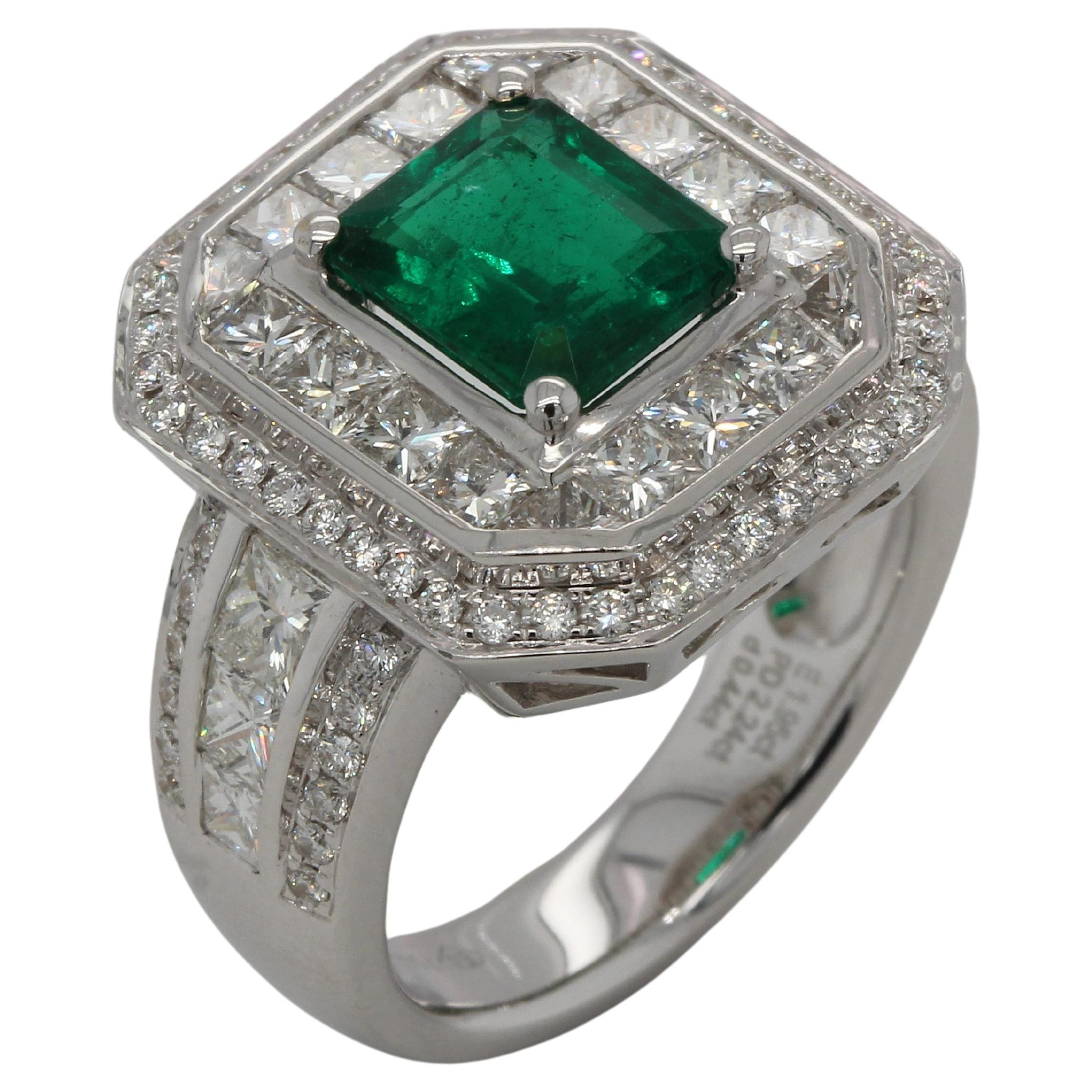 Dieser Smaragd- und Diamantring ist ein wahres Luxusobjekt. Mit seinem beeindruckenden 1,95-Karat-Smaragd, der mit funkelnden weißen Diamanten besetzt ist, ist er ein auffälliges Stück, mit dem Sie garantiert auffallen werden. Dieser exklusive Ring