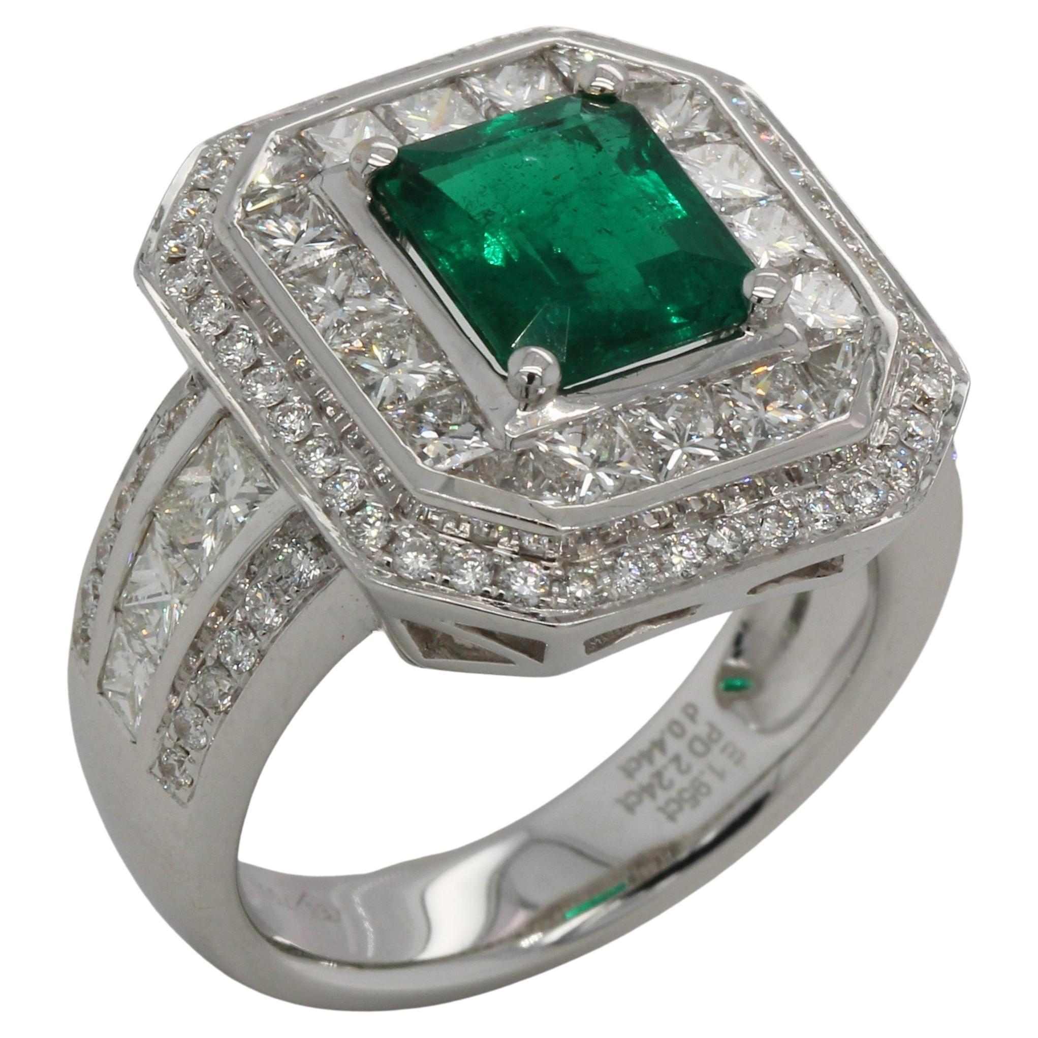 1.95 Carat Emerald and Diamond Ring in 18 Karat Gold In New Condition For Sale In Bangkok, 10