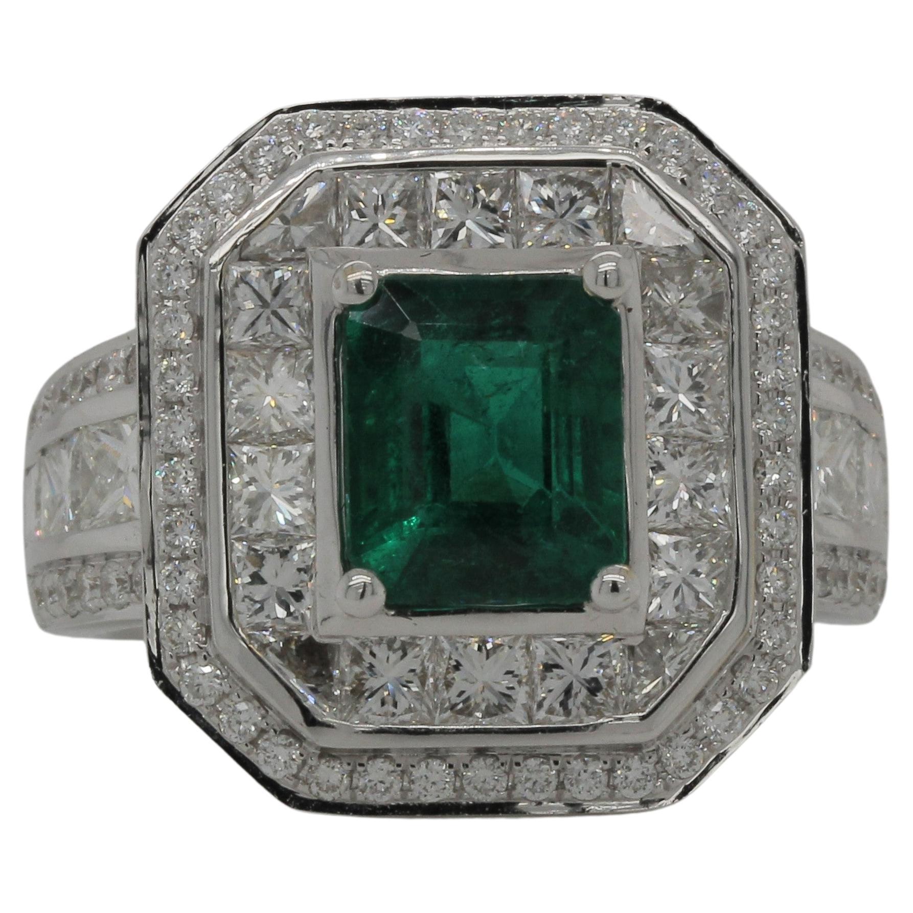 Women's or Men's 1.95 Carat Emerald and Diamond Ring in 18 Karat Gold For Sale