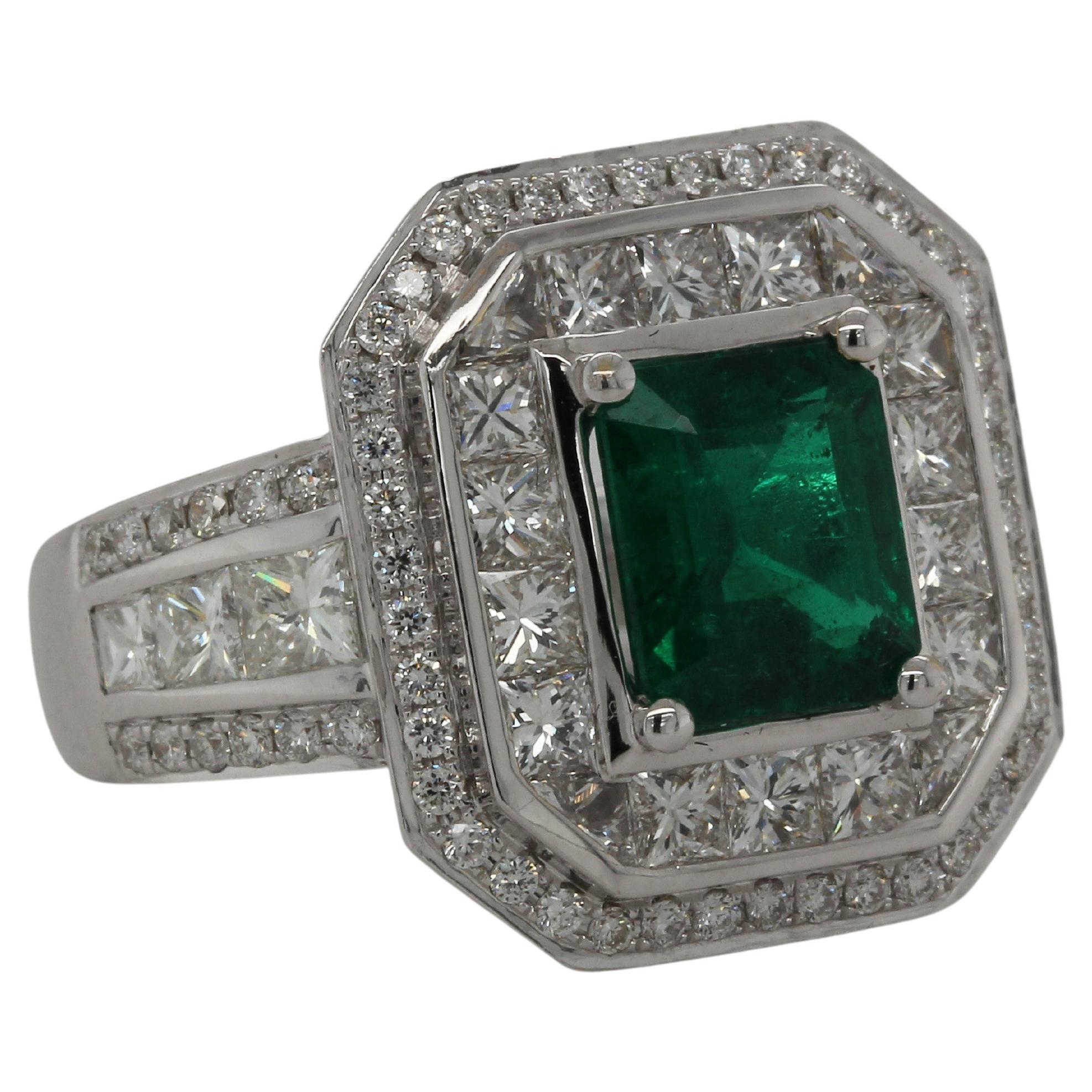 1.95 Carat Emerald and Diamond Ring in 18 Karat Gold For Sale 1