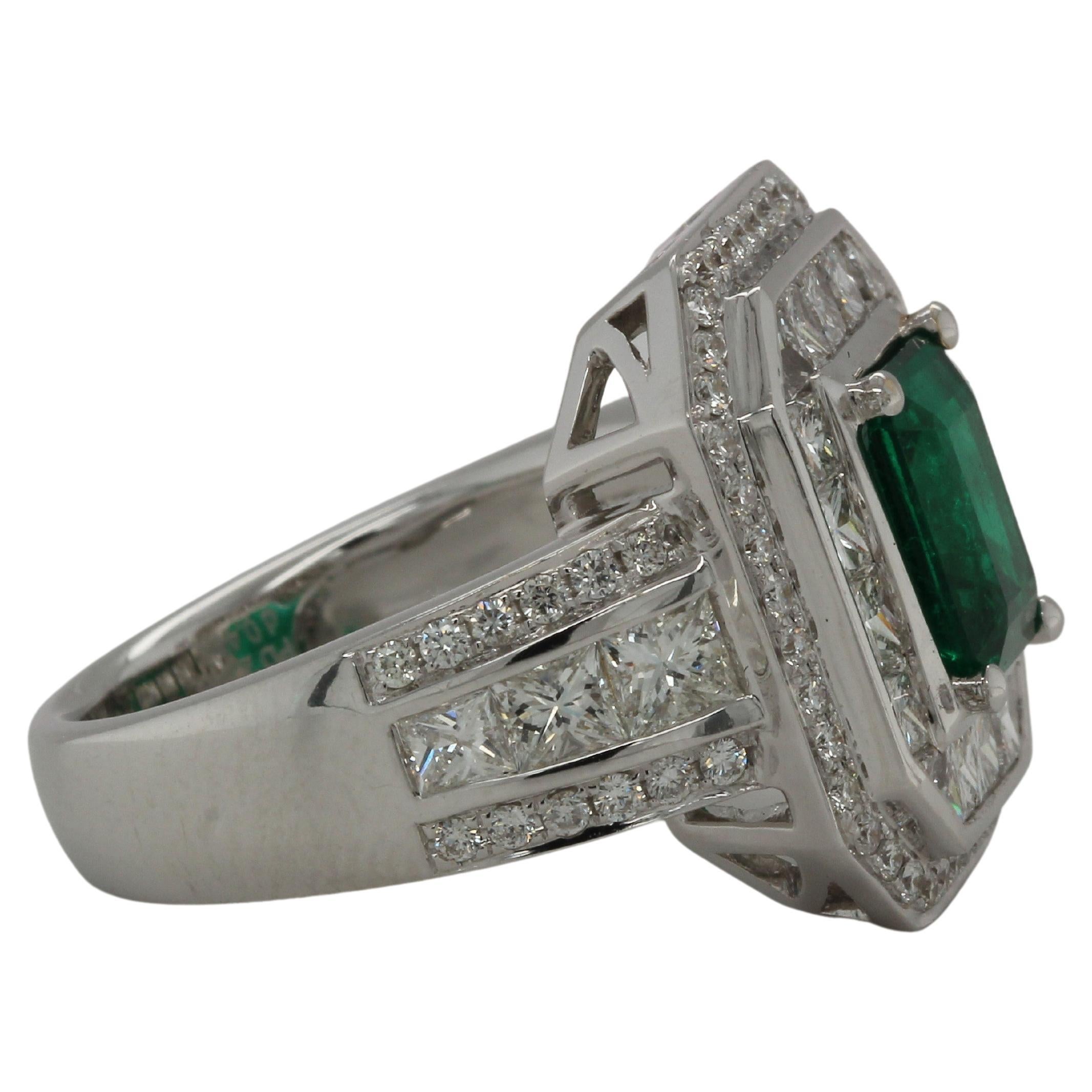 1.95 Carat Emerald and Diamond Ring in 18 Karat Gold For Sale 2