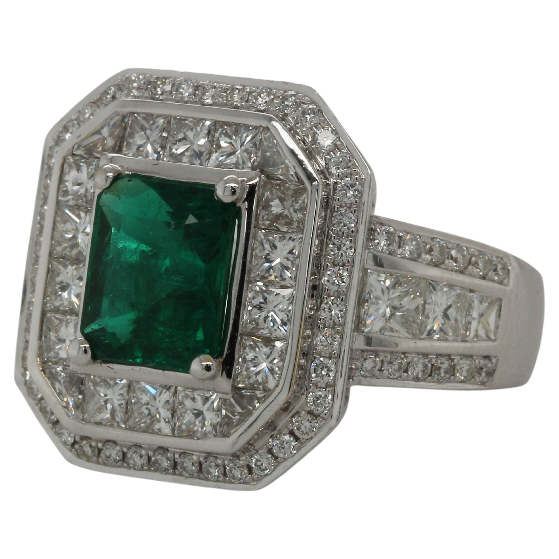 1.95 Carat Emerald and Diamond Ring in 18 Karat Gold For Sale 3
