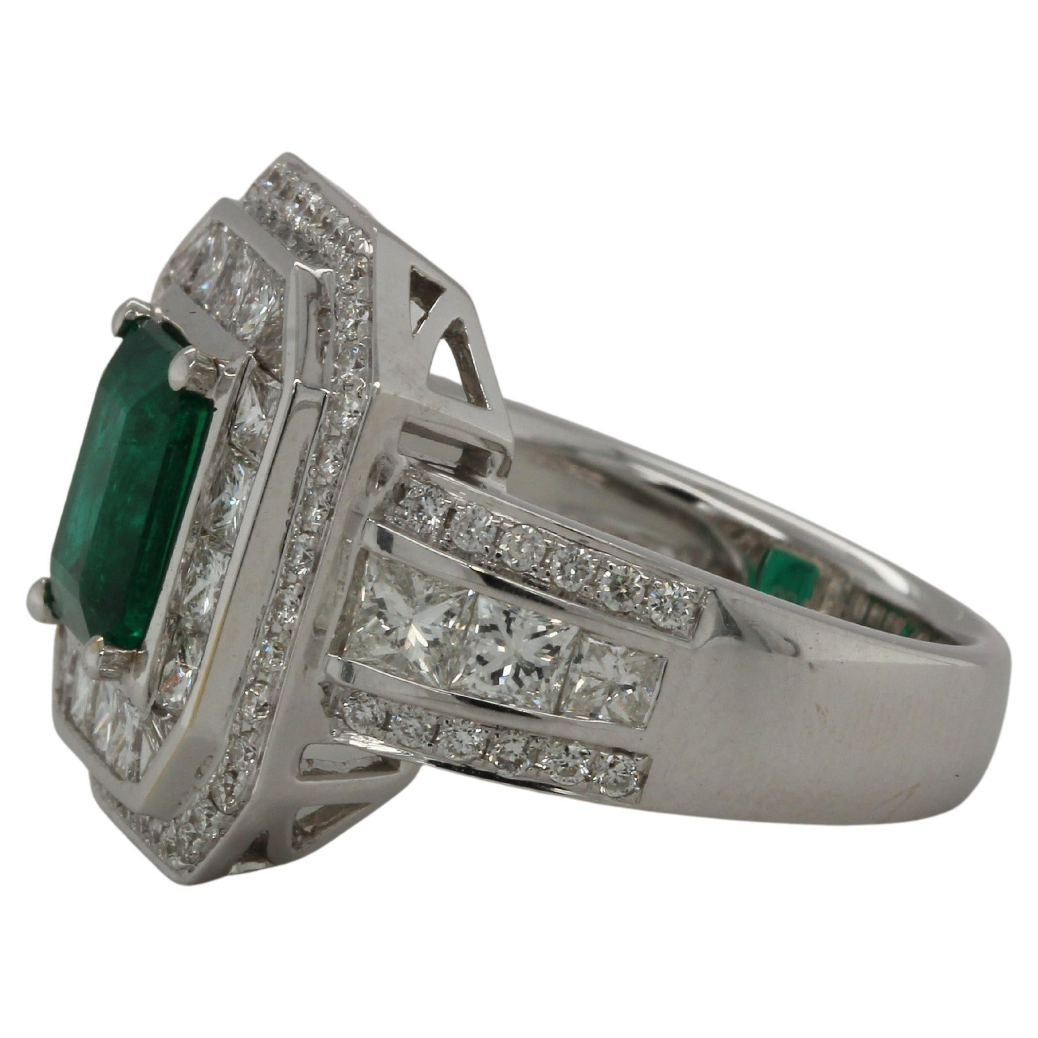 1.95 Carat Emerald and Diamond Ring in 18 Karat Gold For Sale 4