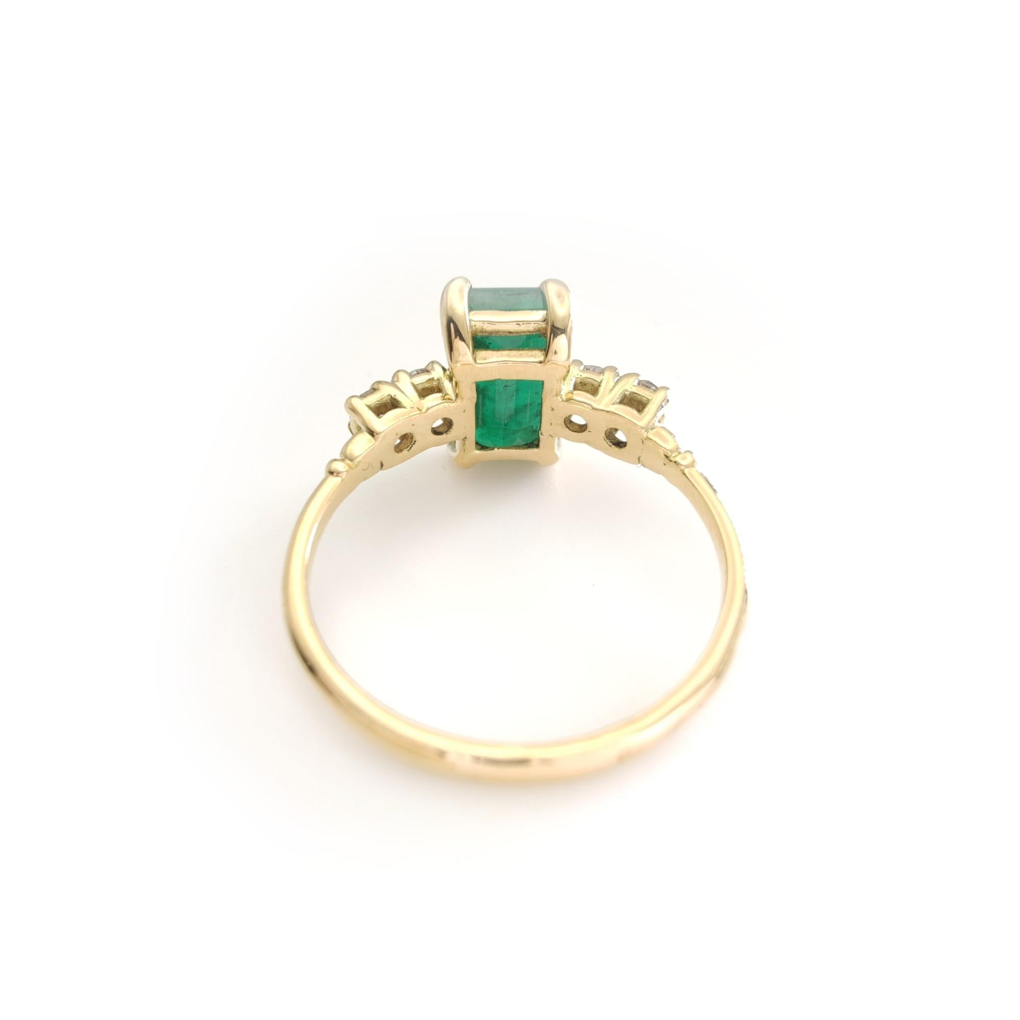 1.95 Carat Emerald with Diamond 18K Yellow Gold Engagement Ring for woman For Sale 4