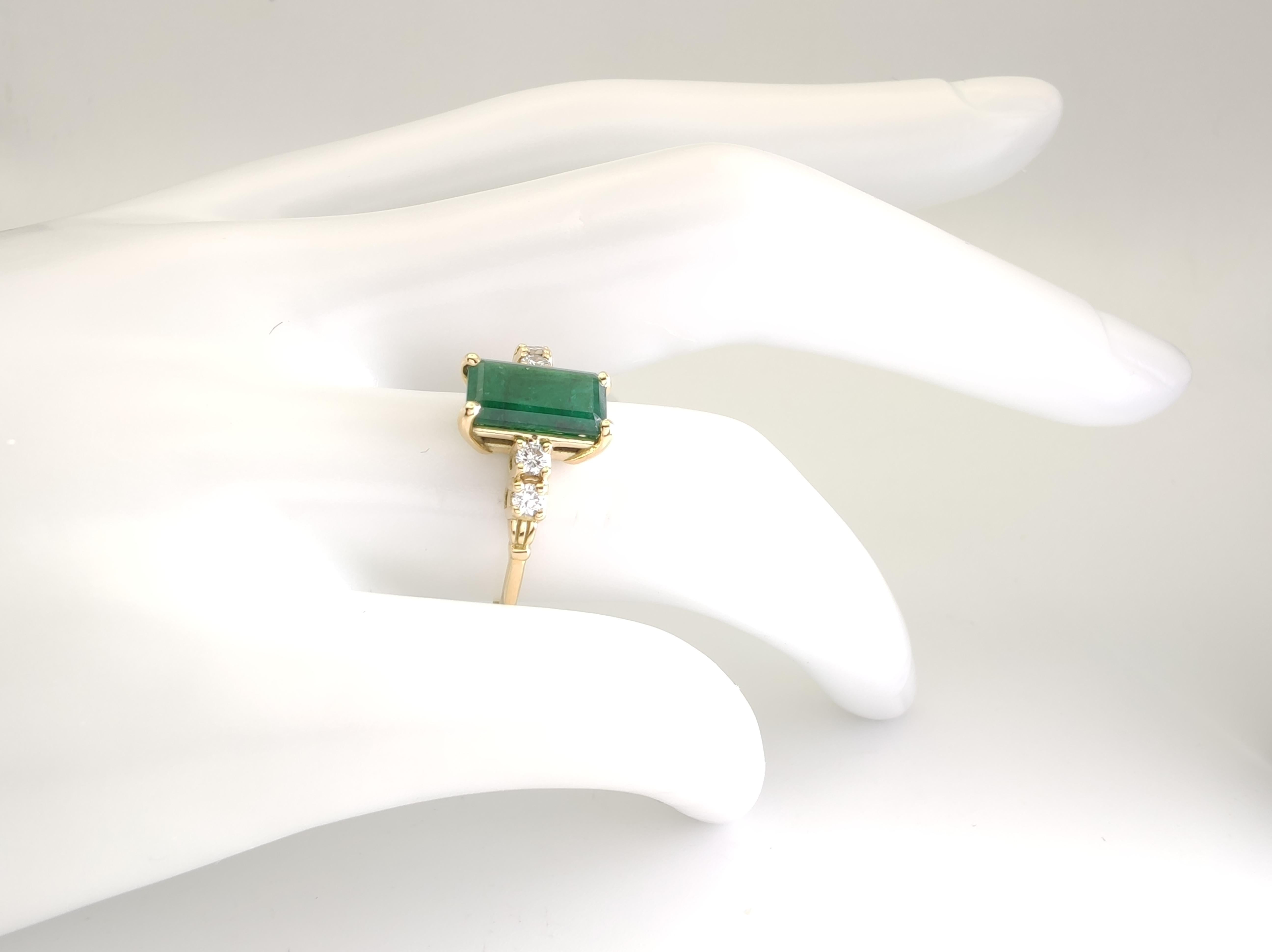 Contemporary 1.95 Carat Emerald with Diamond 18K Yellow Gold Engagement Ring for woman For Sale