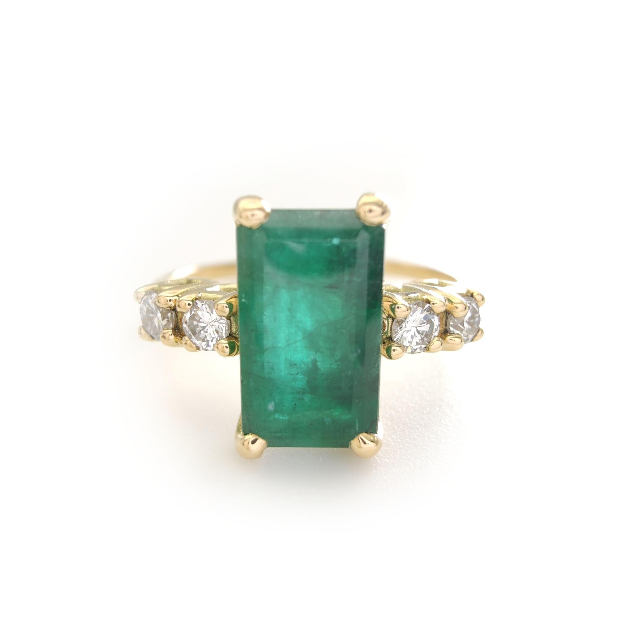 1.95 Carat Emerald with Diamond 18K Yellow Gold Engagement Ring for woman For Sale 2