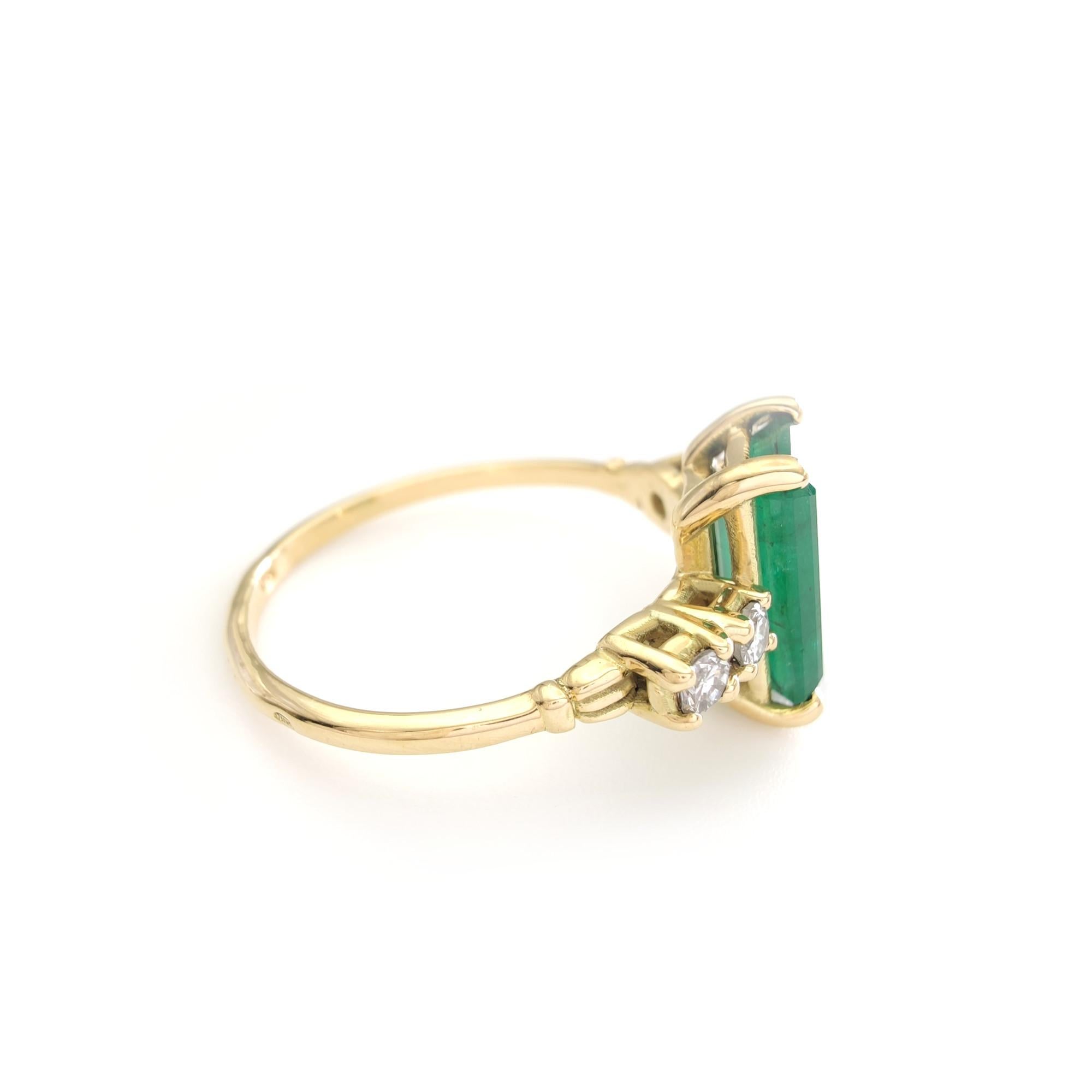1.95 Carat Emerald with Diamond 18K Yellow Gold Engagement Ring for woman For Sale 3