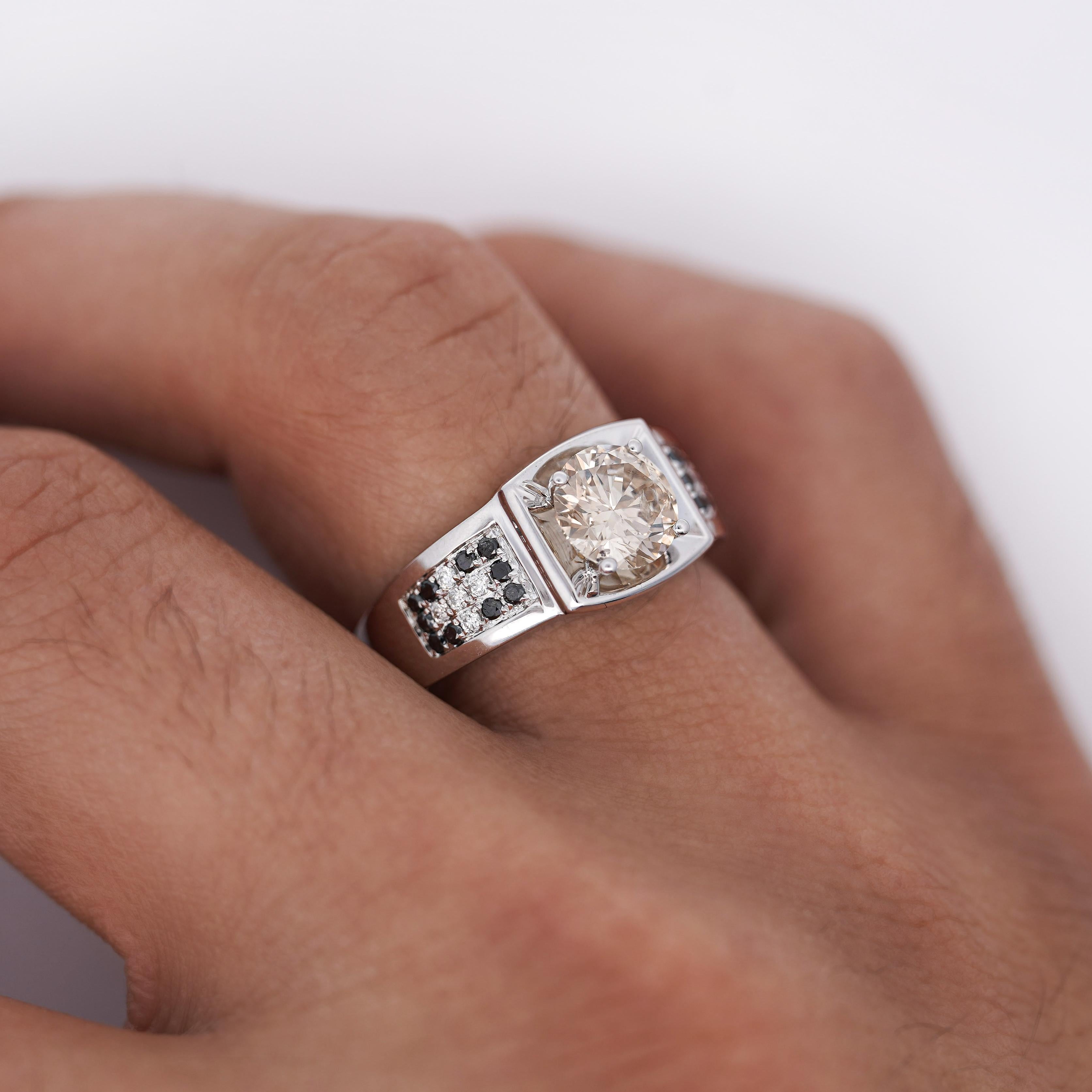 Anello da uomo con diamanti marroni, bianchi e neri da 1,95 carati In condizioni ottime in vendita a Miami, FL