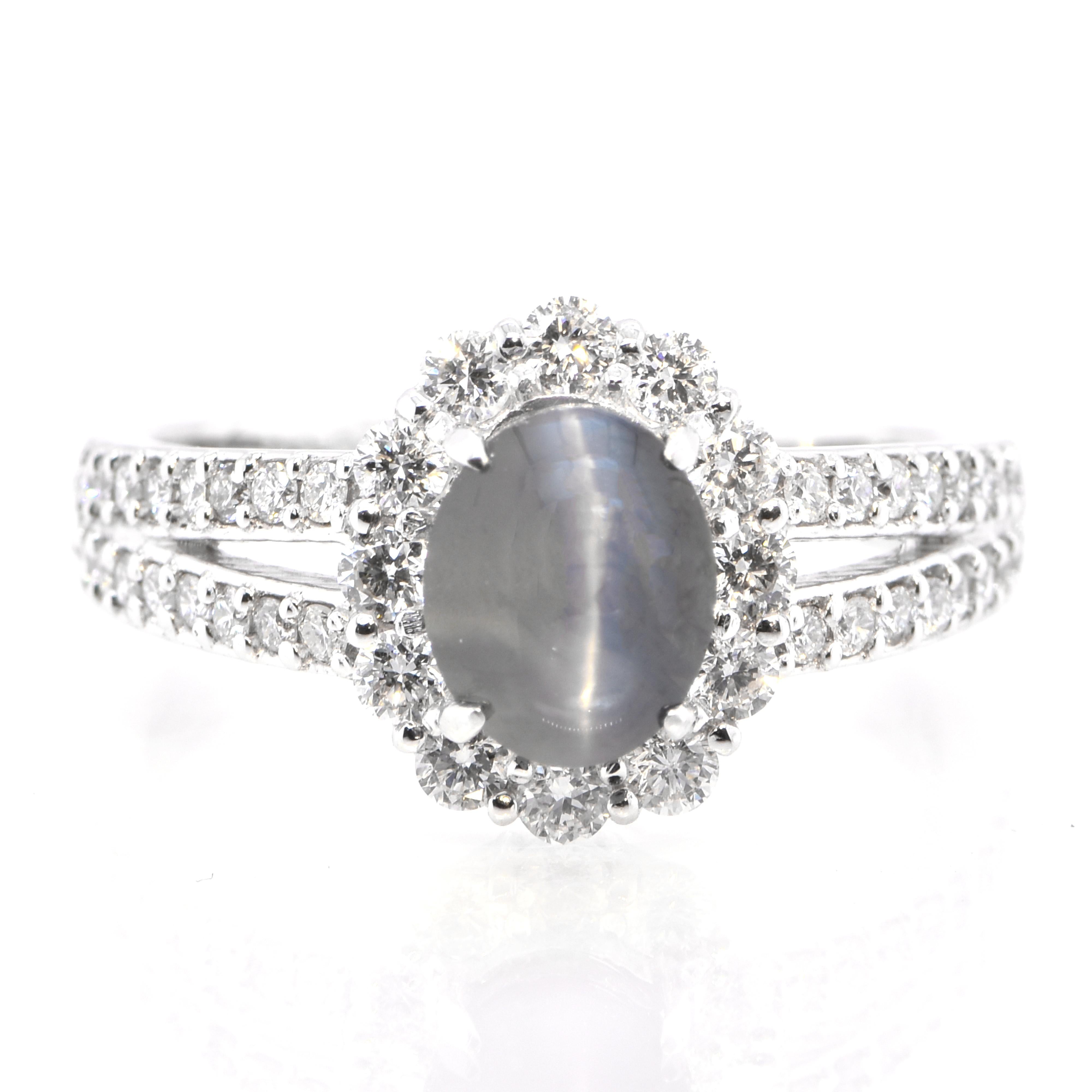 Ein wunderschöner Ring mit einem 1,95 Karat großen, natürlichen Alexandriten und 0,63 Karat Diamanten in Platin gefasst. Das Alexandrit-Katzenauge hat zwei phänomenale Eigenschaften: 1) Farbwechselphänomen 2) Katzenaugeneffekt! Alexandrite zeigen