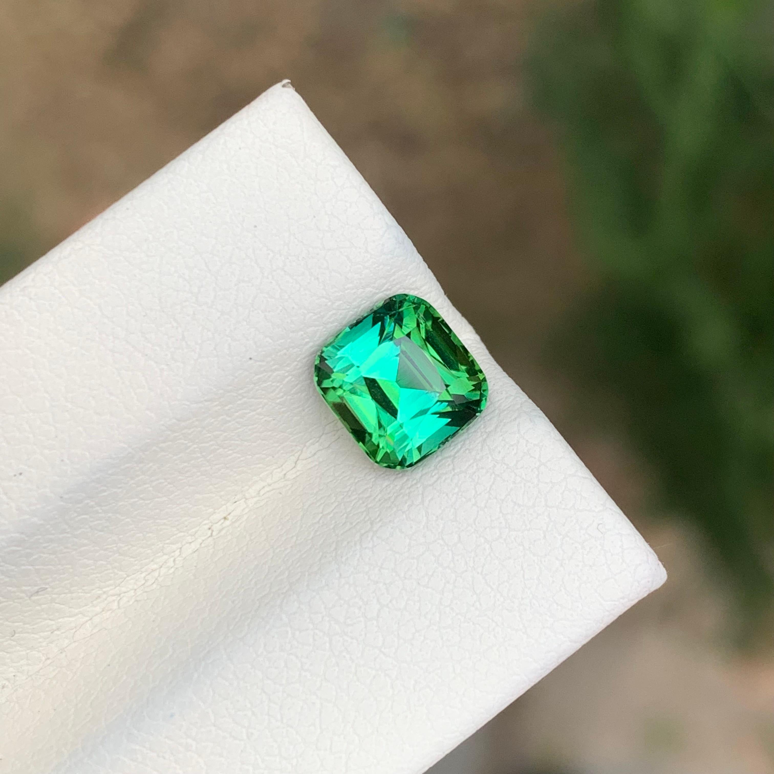 Arts and Crafts 1.95 Carat Natural Loose Blue Green Tourmaline Cushion Shape Gemstone (Tourmaline bleue verte en forme de coussin) en vente