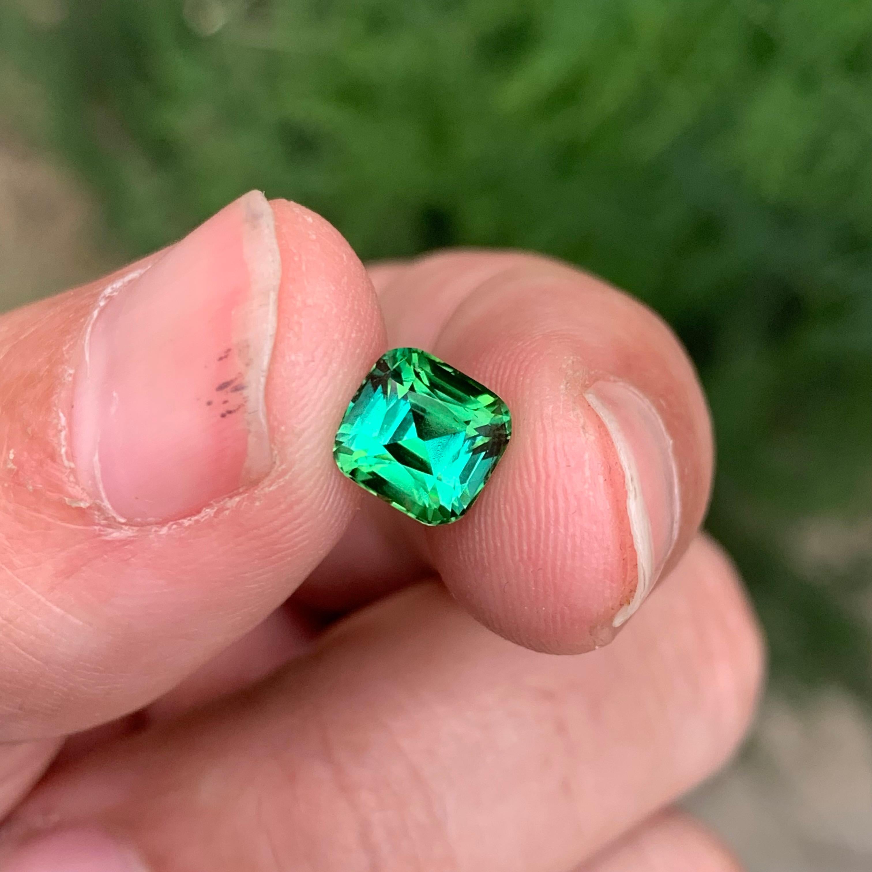 1.95 Carat Natural Loose Blue Green Tourmaline Cushion Shape Gemstone (Tourmaline bleue verte en forme de coussin) Unisexe en vente