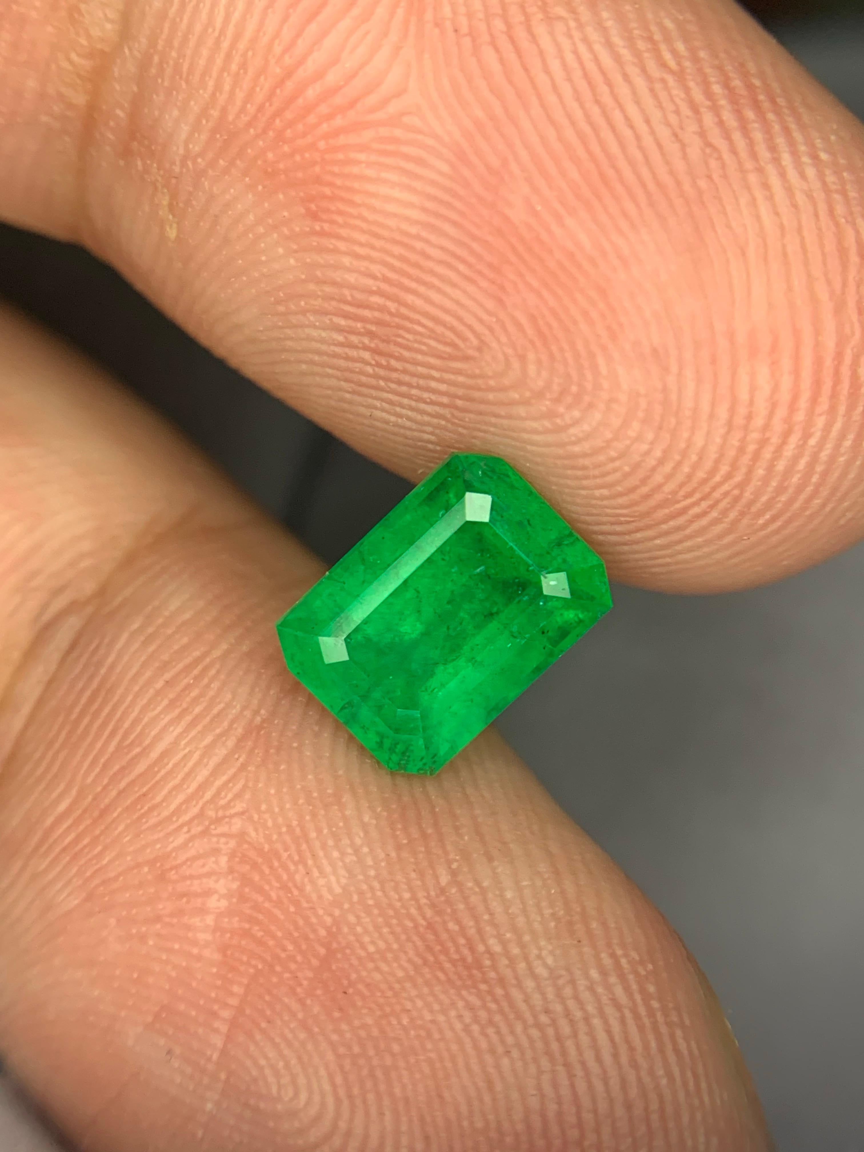 1.95 Carat Natural Loose Emerald Gemstone From Swat, Pakistan For Sale 5