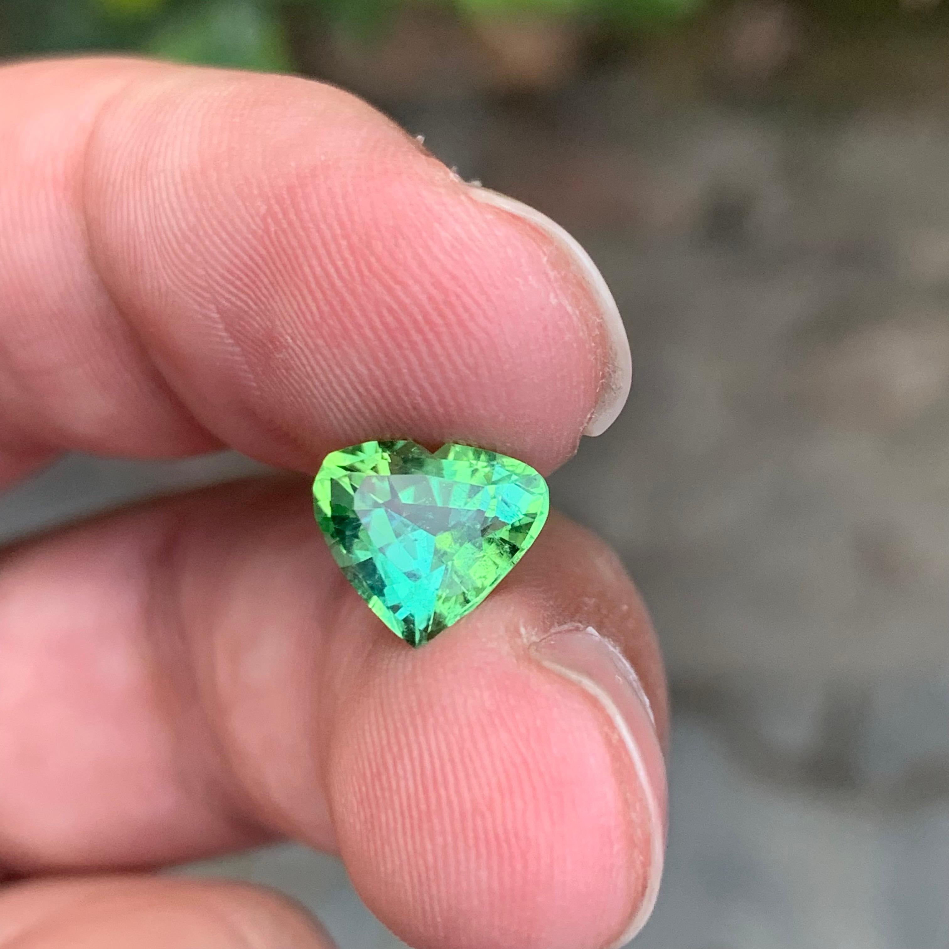 1.95 Carat Natural Loose Green Tourmaline Heart Shape Gemstone (Tourmaline verte en forme de coeur) en vente 4