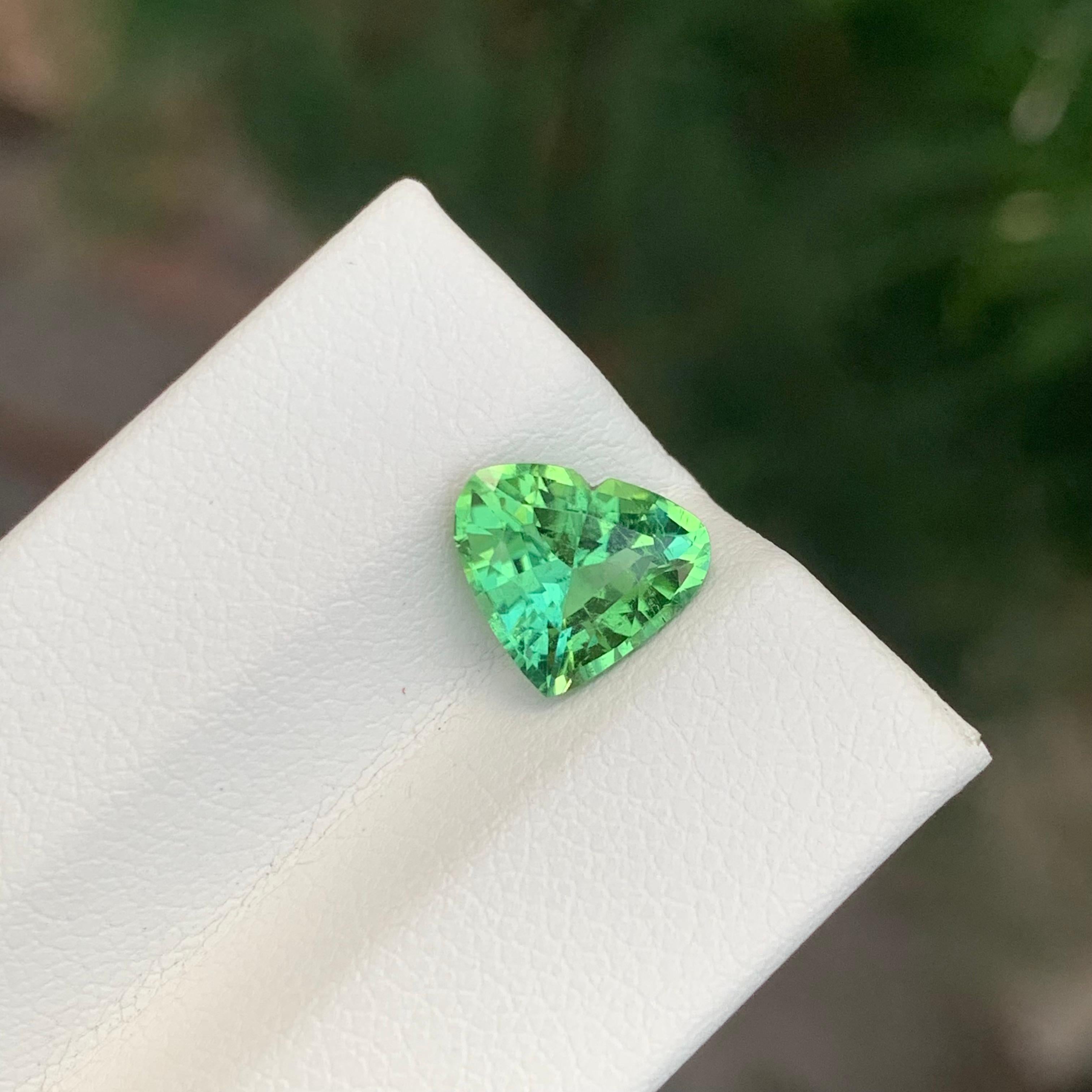 1.95 Carat Natural Loose Green Tourmaline Heart Shape Gemstone (Tourmaline verte en forme de coeur) en vente 5