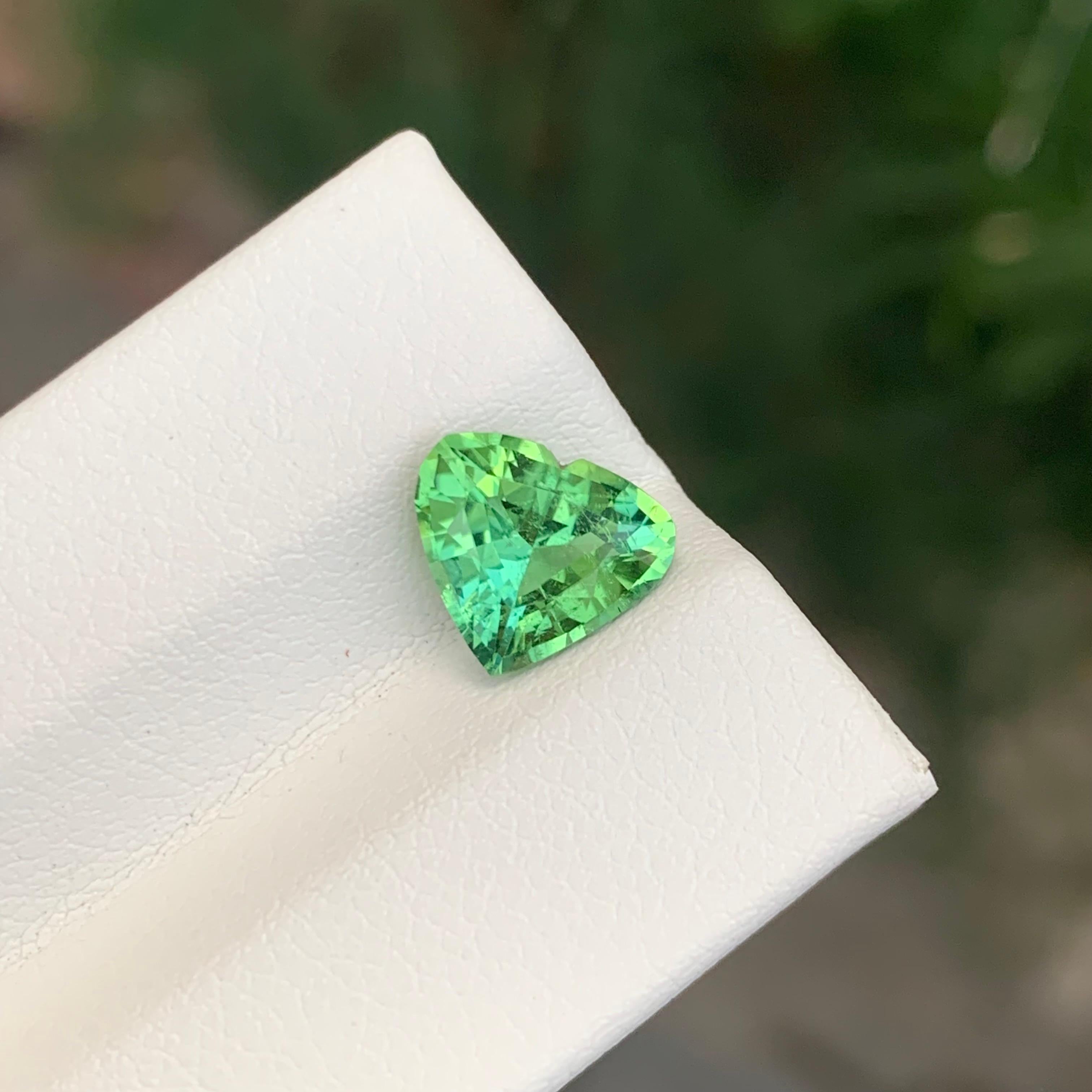 Arts and Crafts 1.95 Carat Natural Loose Green Tourmaline Heart Shape Gemstone (Tourmaline verte en forme de coeur) en vente